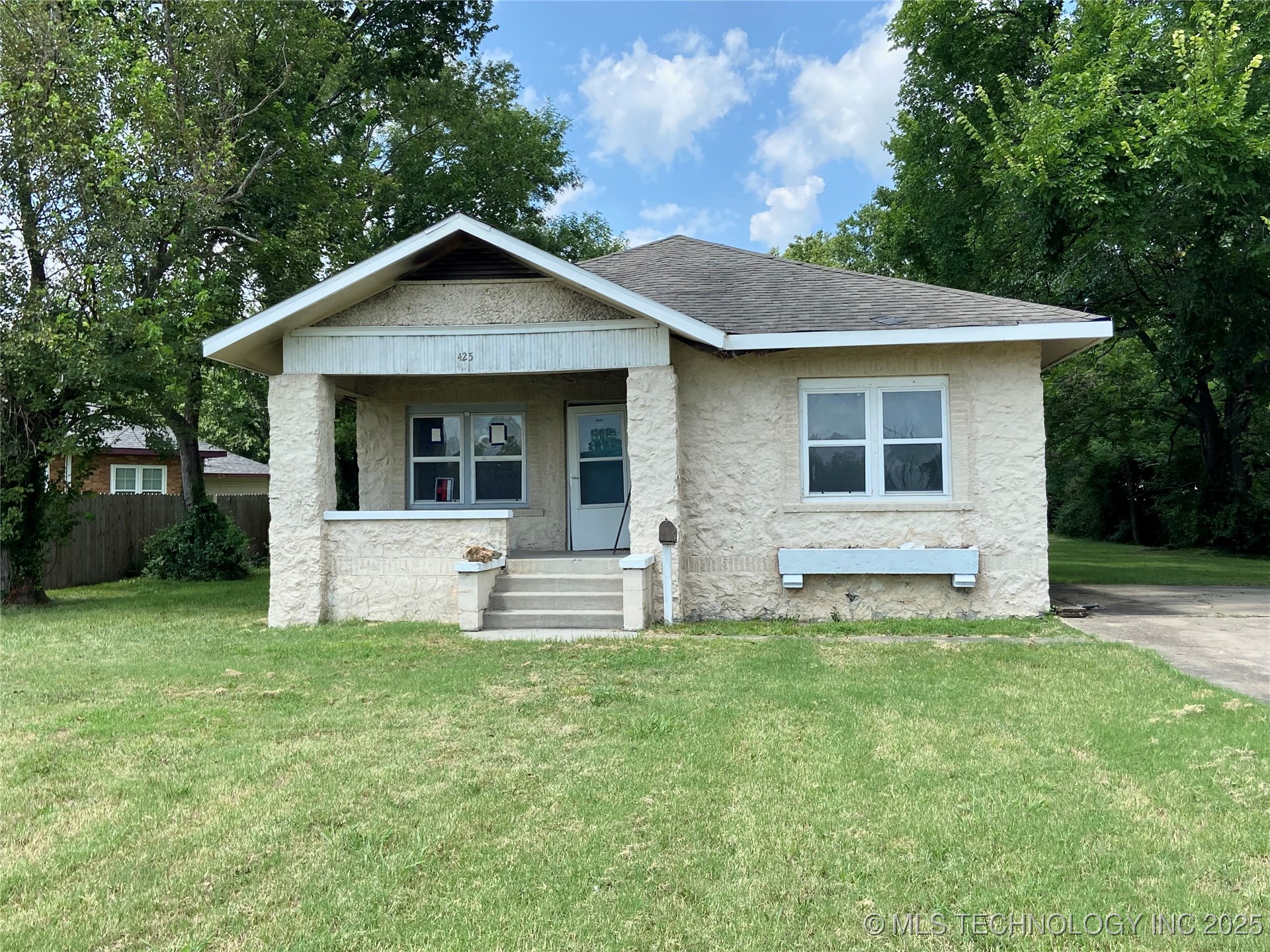 425 Rockdale Boulevard Property Photo 1