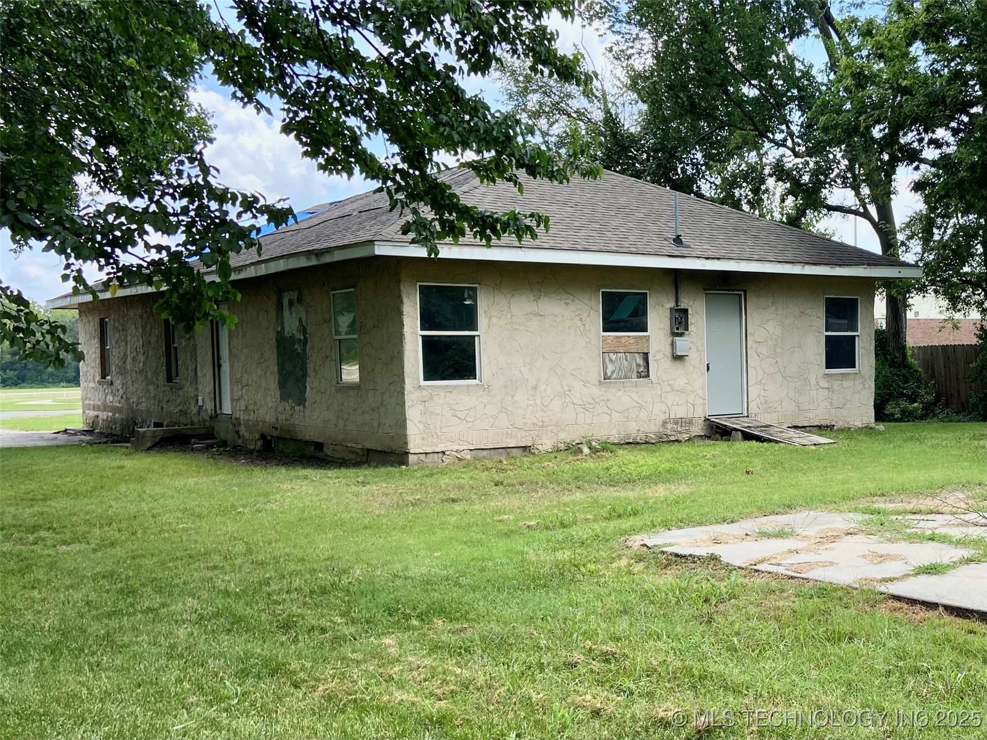 425 Rockdale Boulevard Property Photo 2