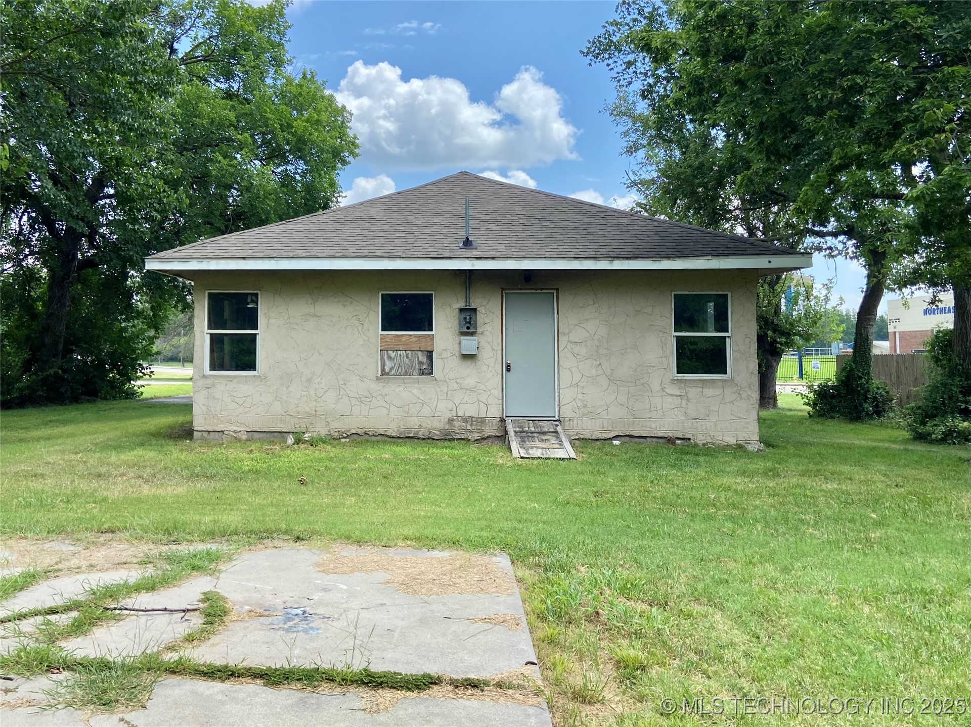 425 Rockdale Boulevard Property Photo 3