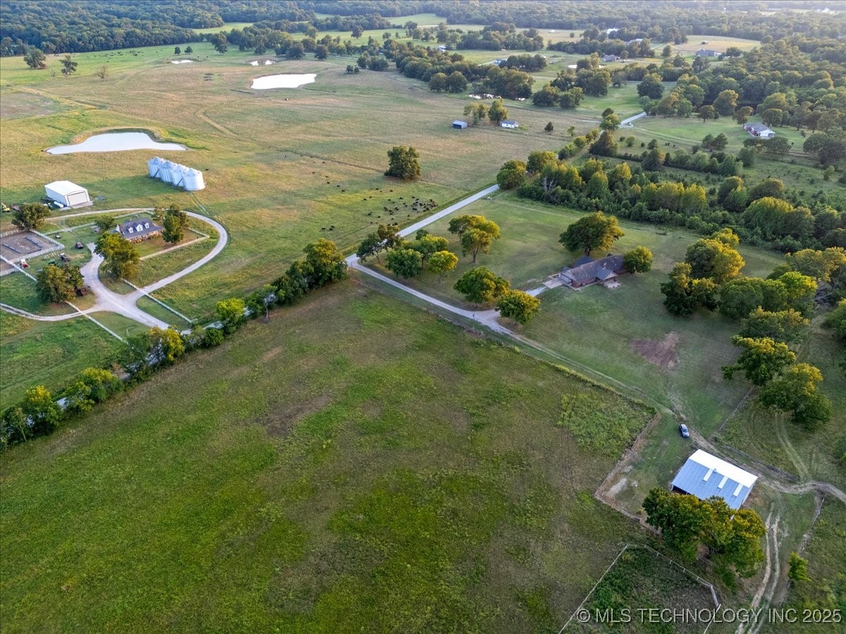 08 E 41st Street S Property Photo 4