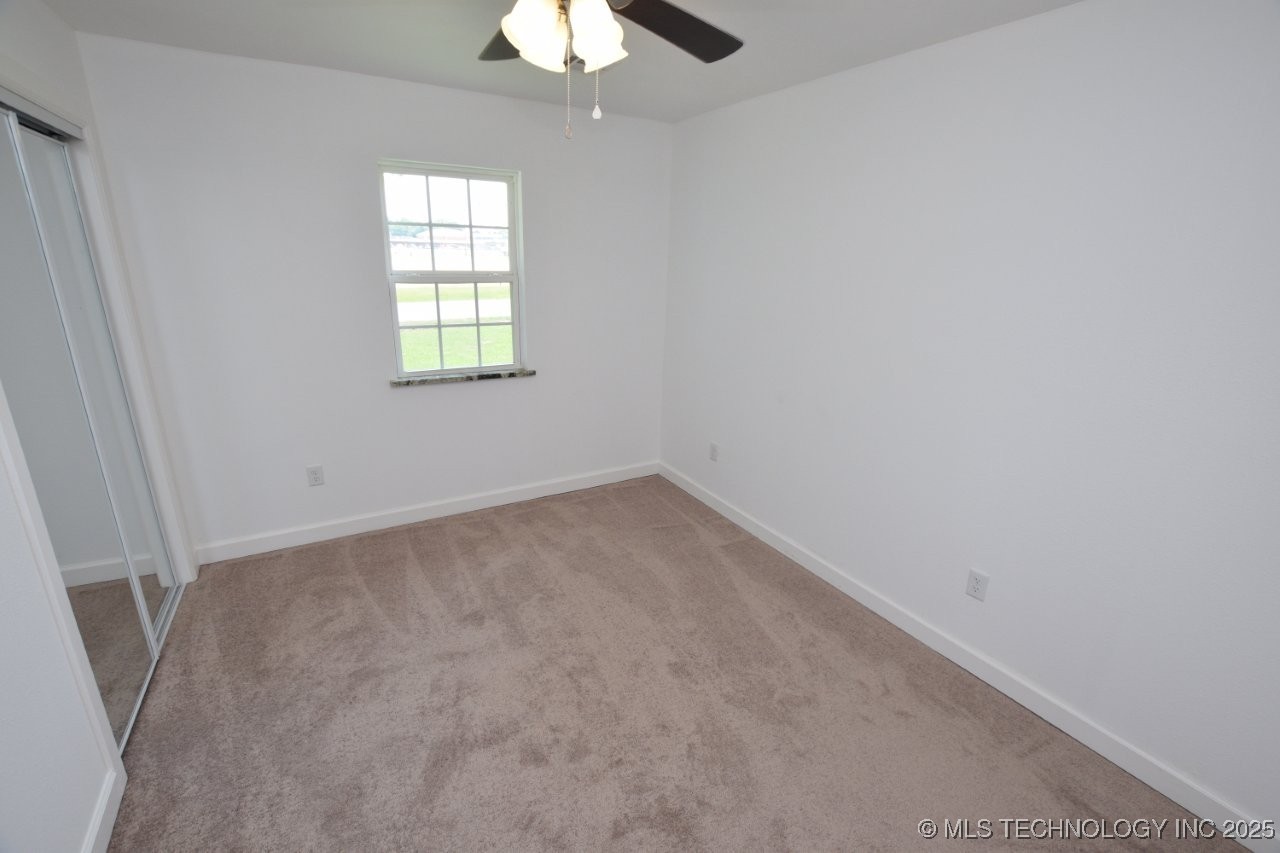 1468 W Division Property Photo 4