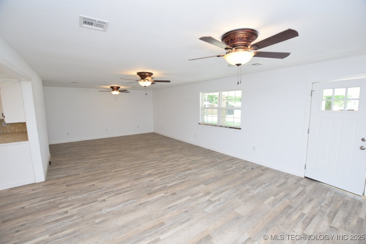 1468 W Division Property Photo 11