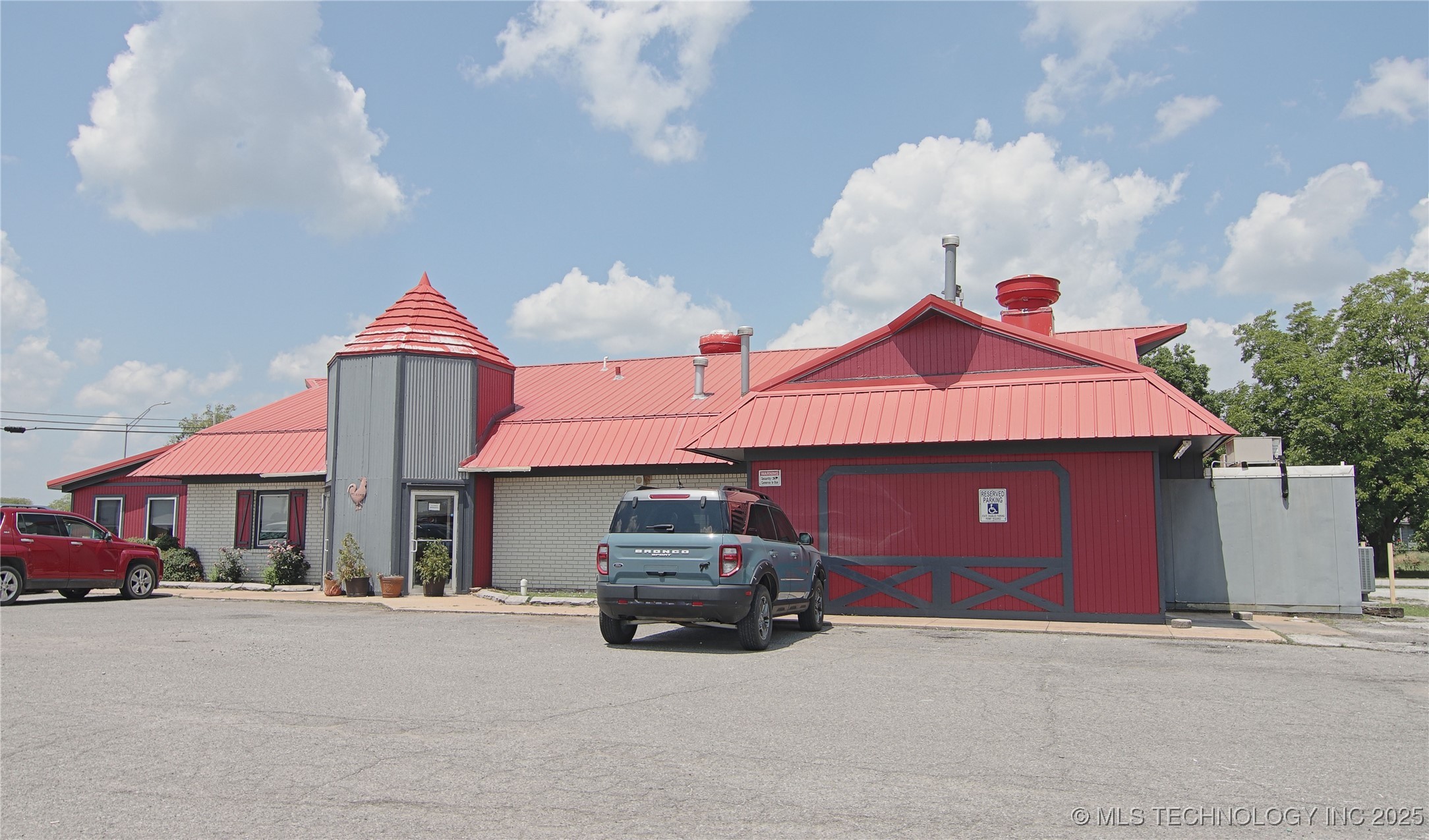 801 S Dewey Avenue Property Photo 2