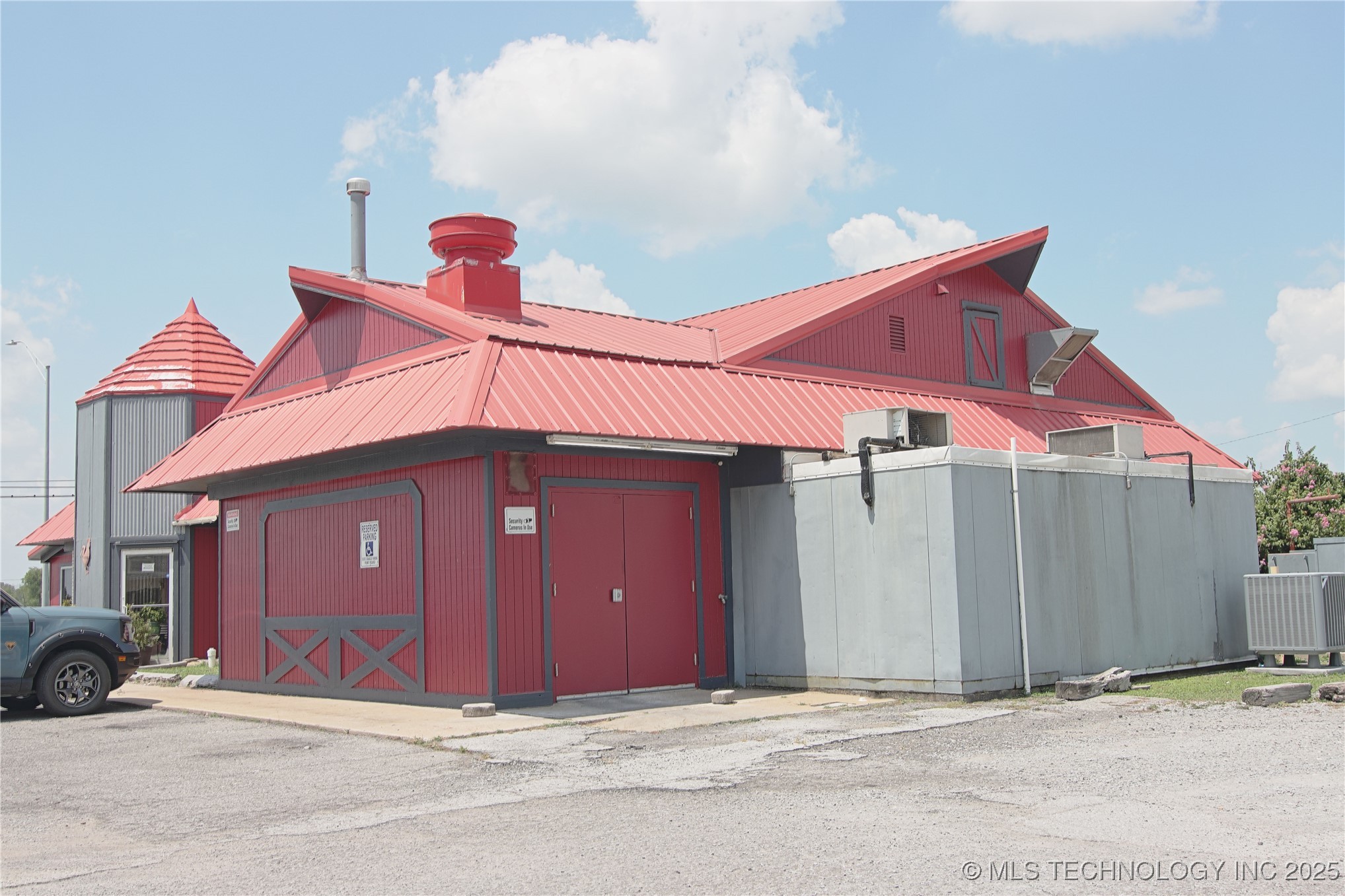 801 S Dewey Avenue Property Photo 3