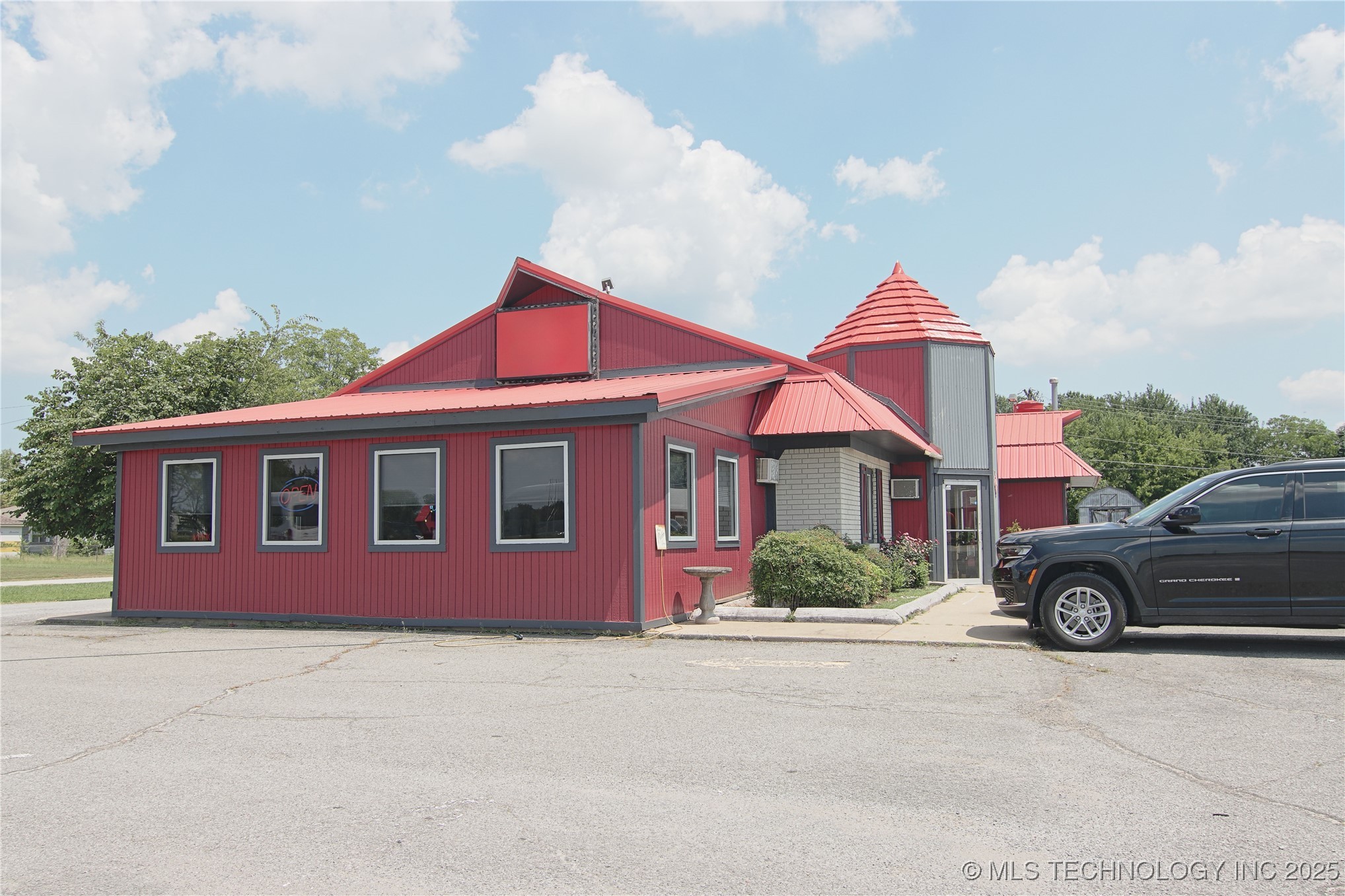 801 S Dewey Avenue Property Photo 12