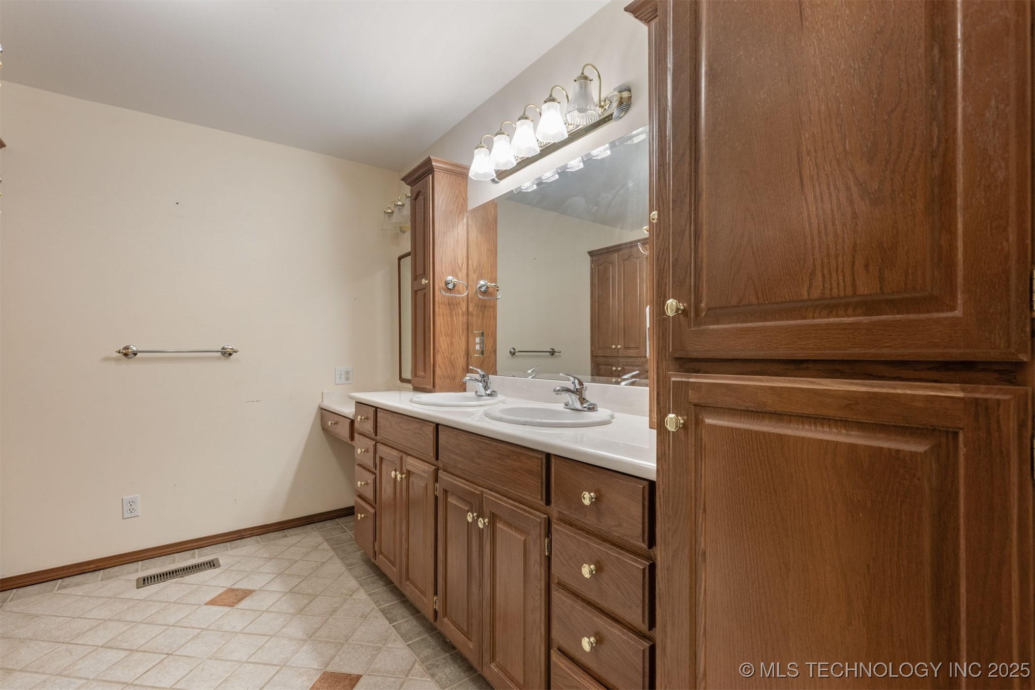 12811 E 133rd Street Property Photo 28