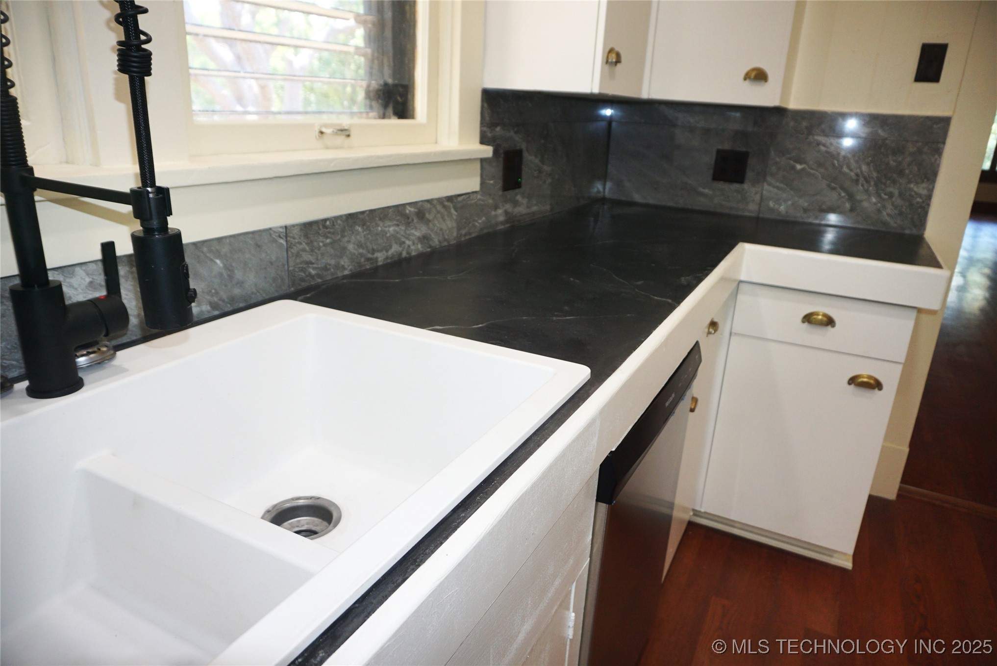 602 Cummings Street Property Photo 32