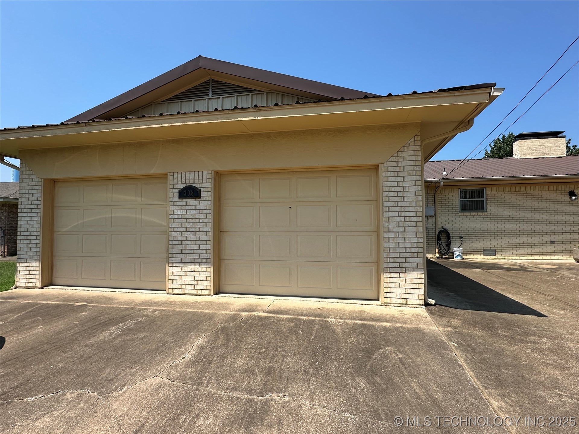 308 E Main Property Photo 4