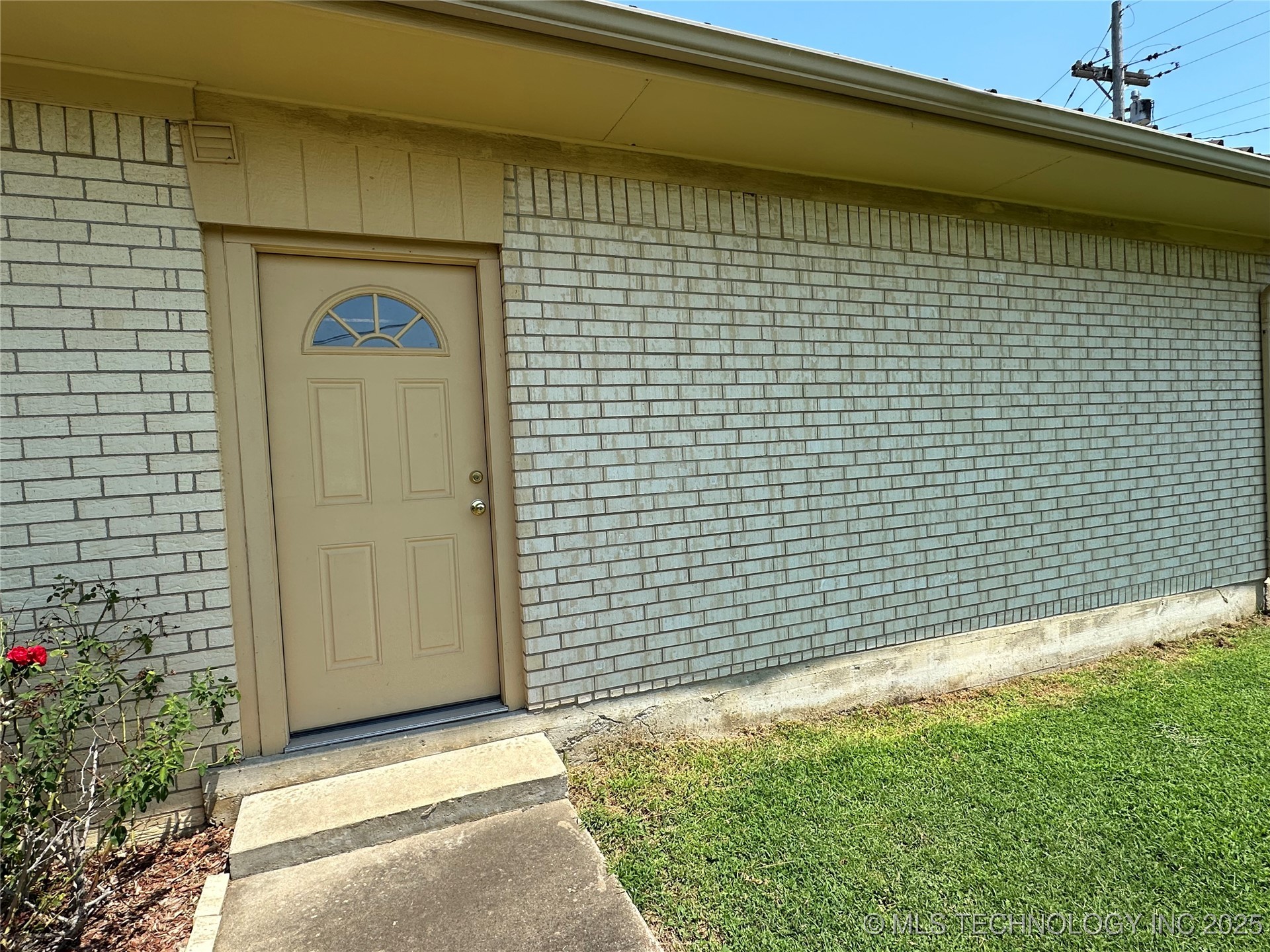 308 E Main Property Photo 6