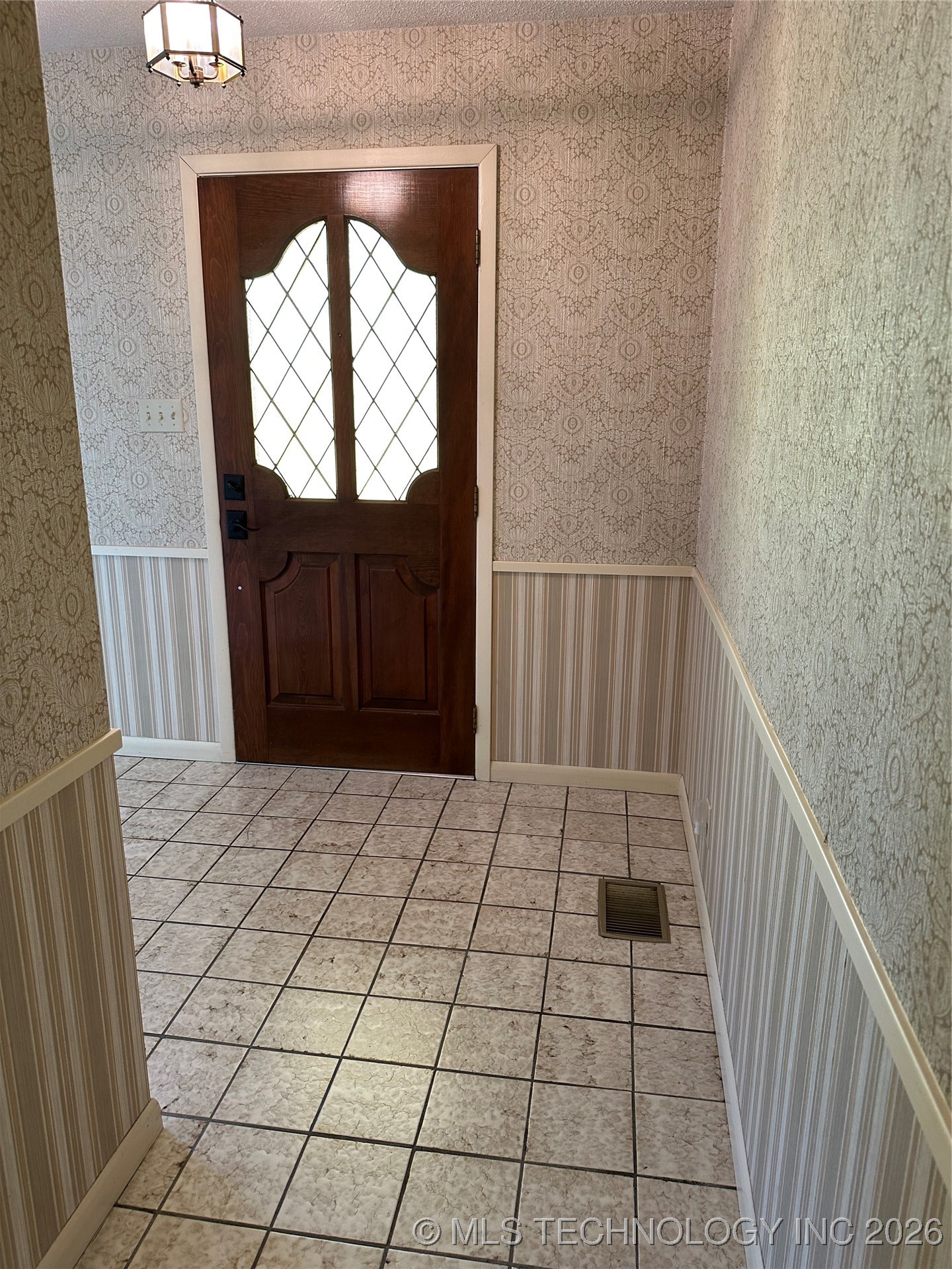 308 E Main Property Photo 7