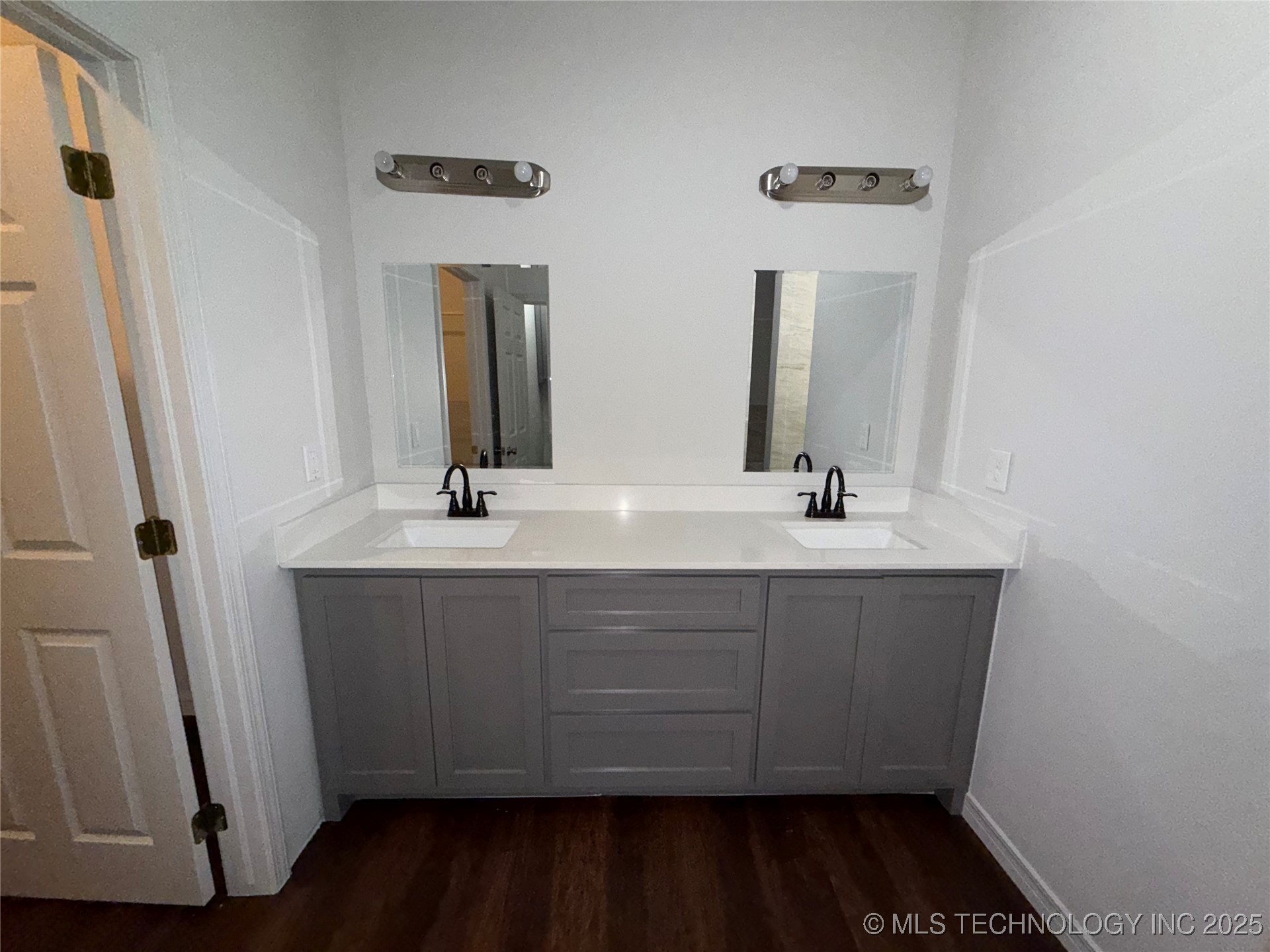 1342 N Waco Avenue Property Photo 3