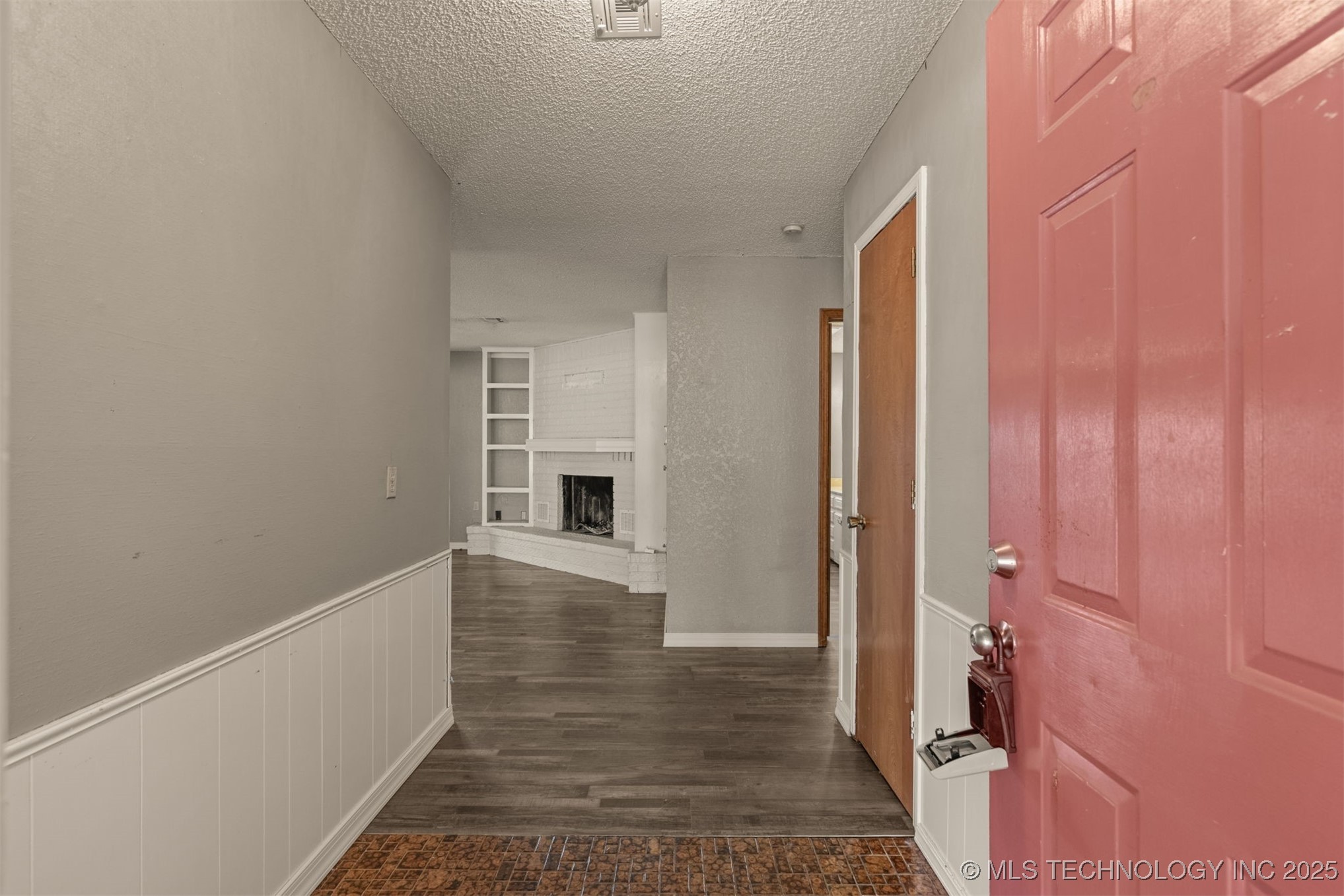 405 Mockingbird Lane Property Photo 4