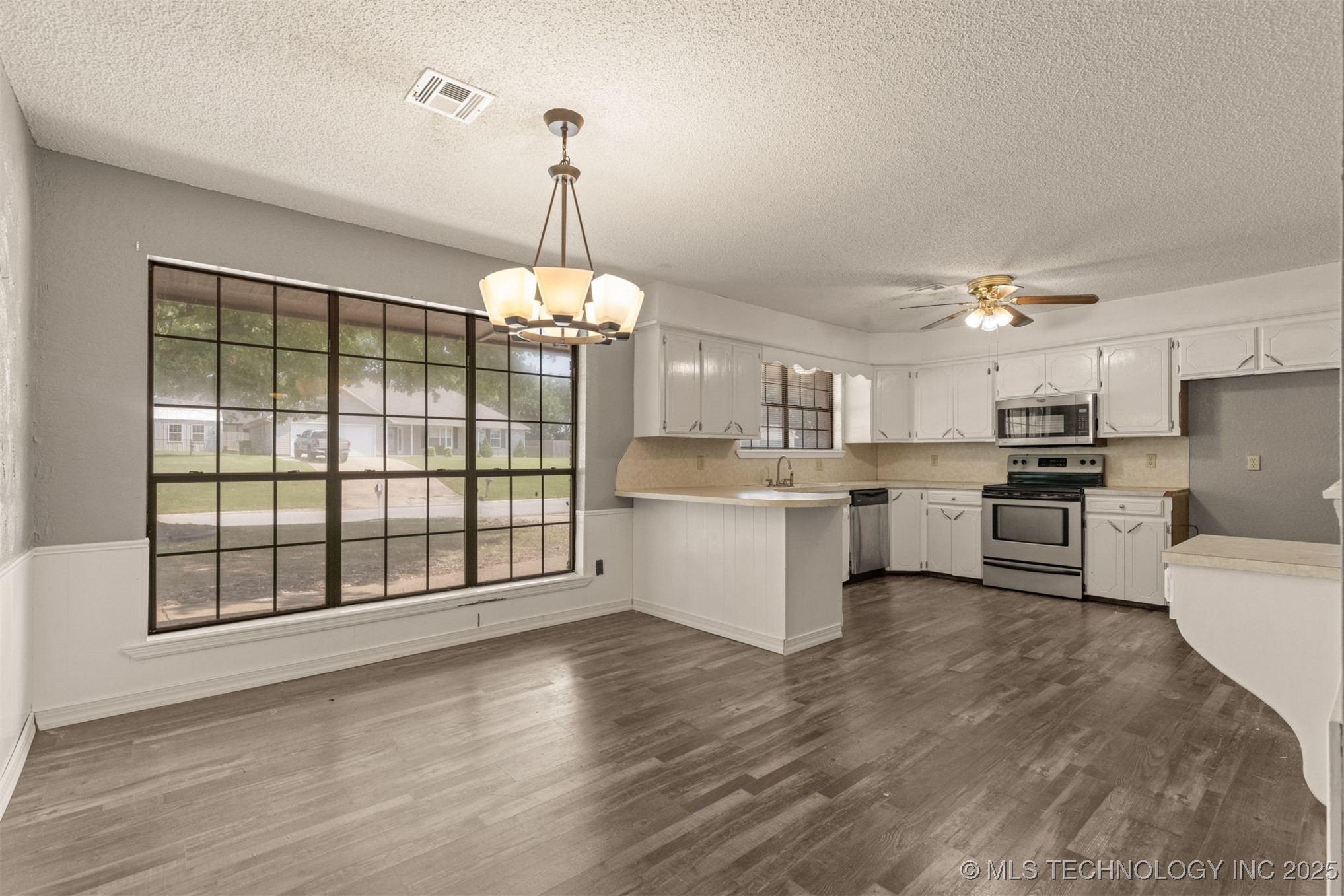 405 Mockingbird Lane Property Photo 11