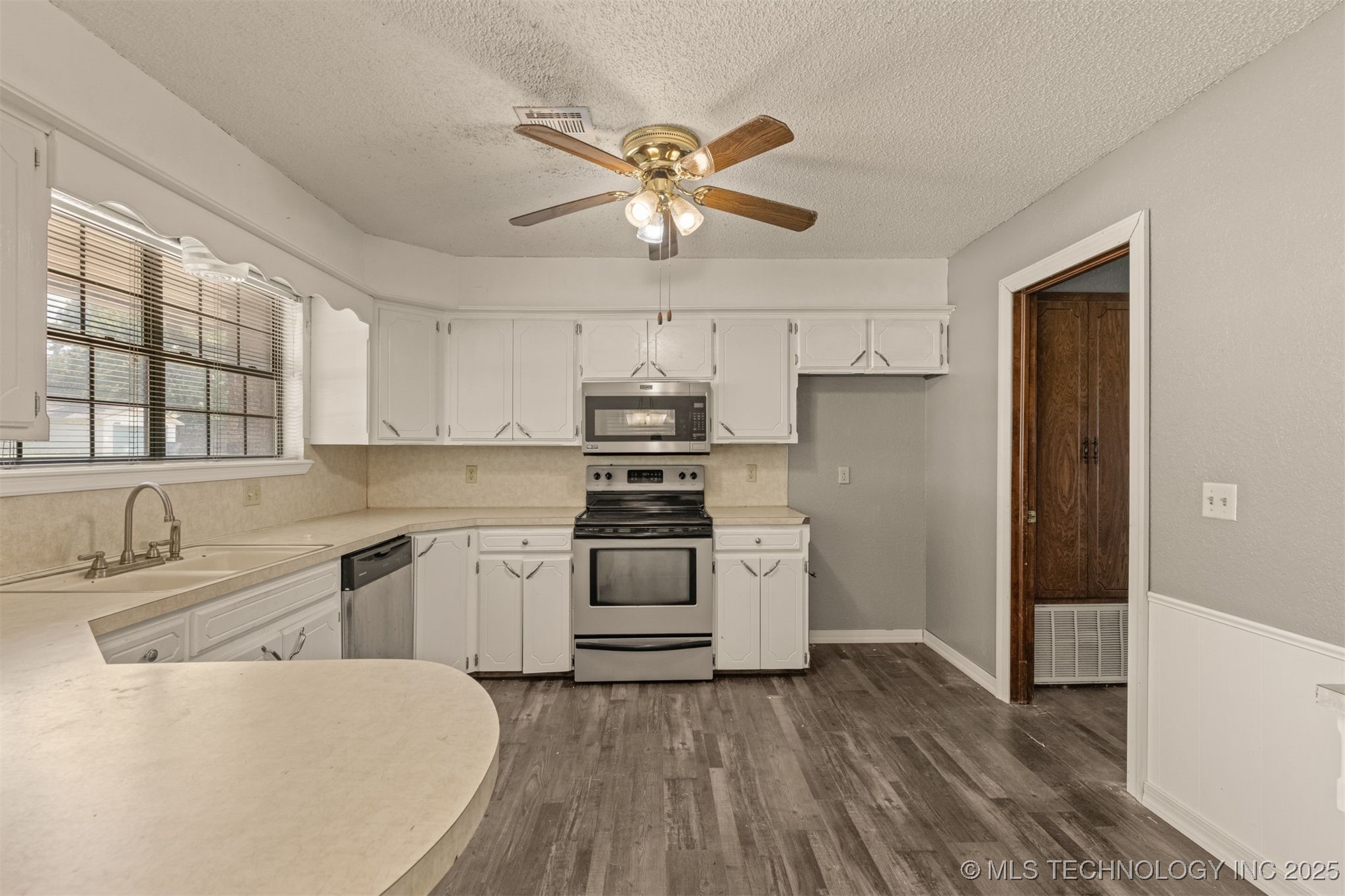 405 Mockingbird Lane Property Photo 14