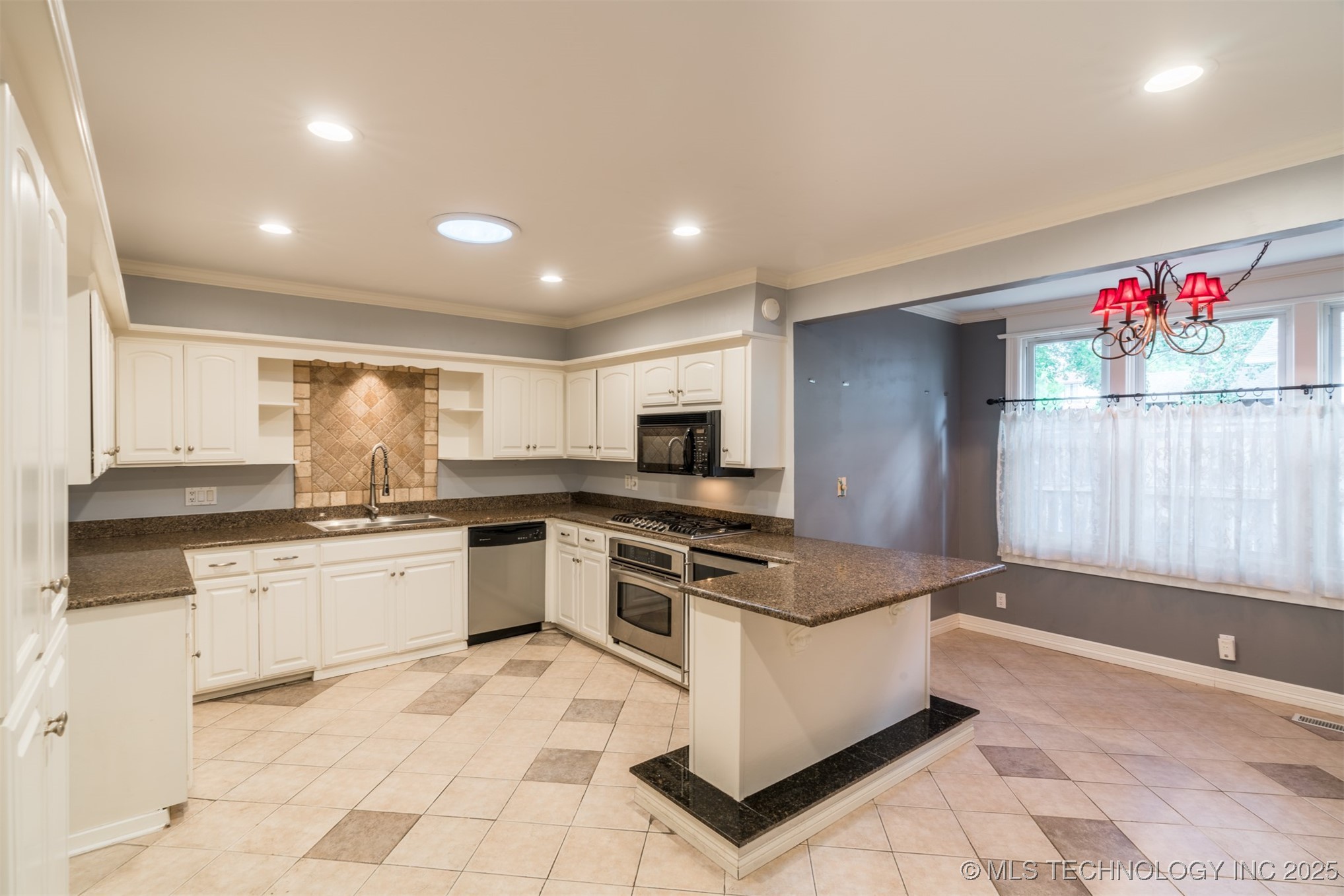 333 E 29th Place Property Photo 13