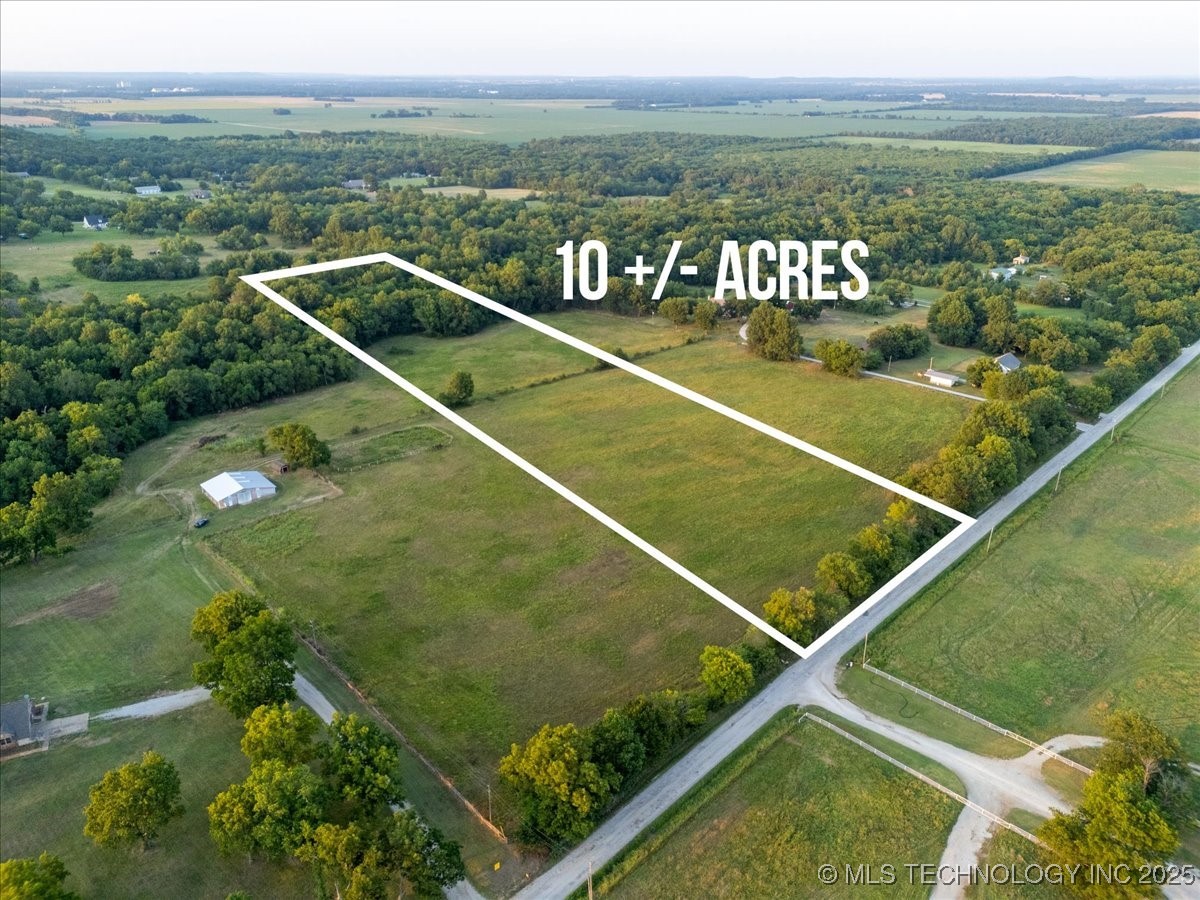 03 E 41st Street S Property Photo 3