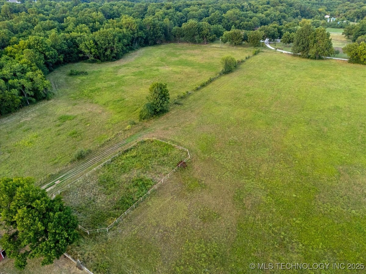 03 E 41st Street S Property Photo 5