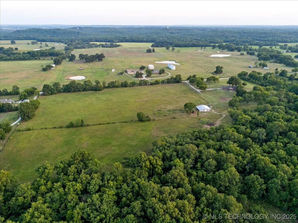 03 E 41st Street S Property Photo 9