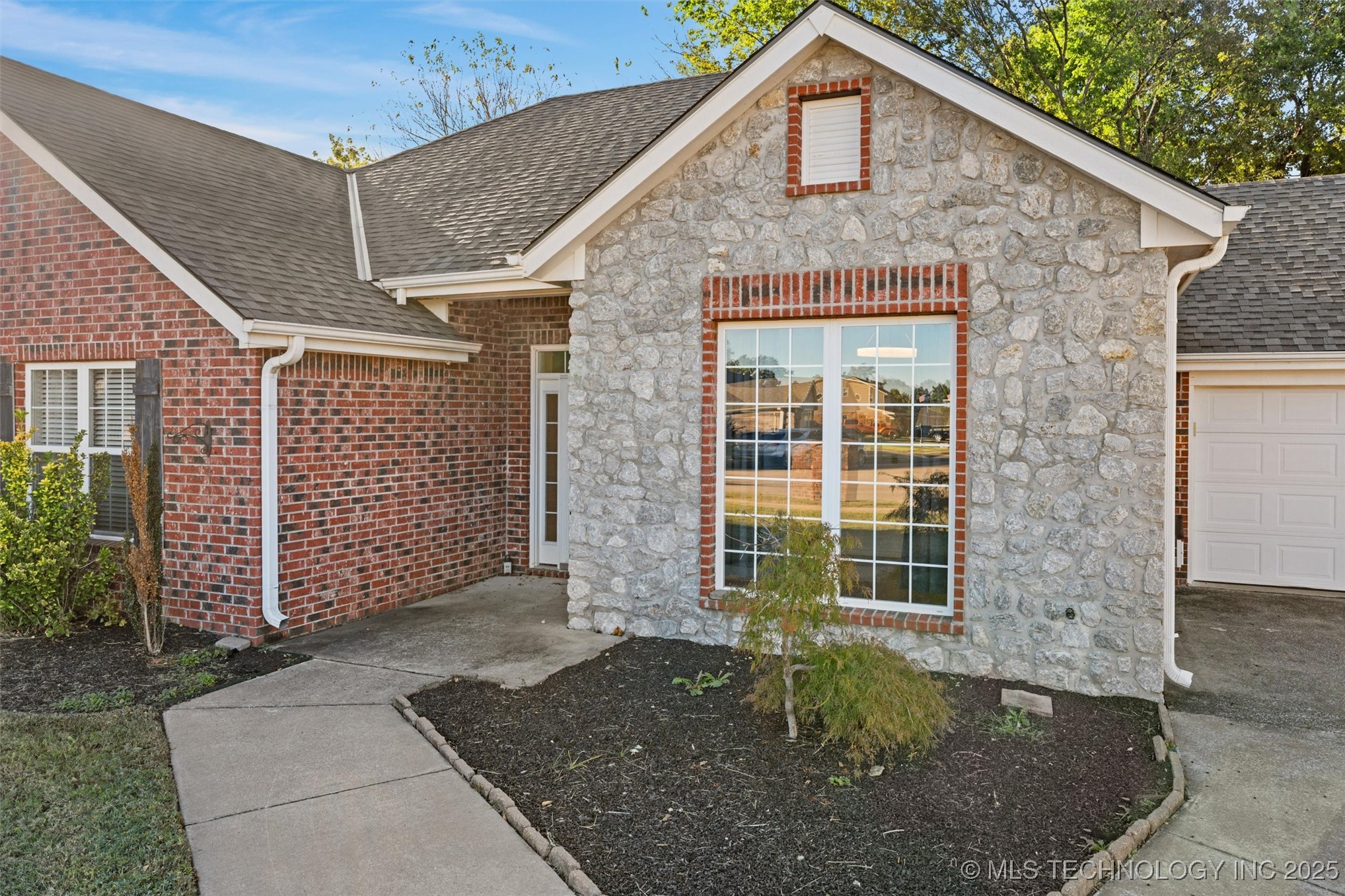 1030 East Drive Property Photo 2