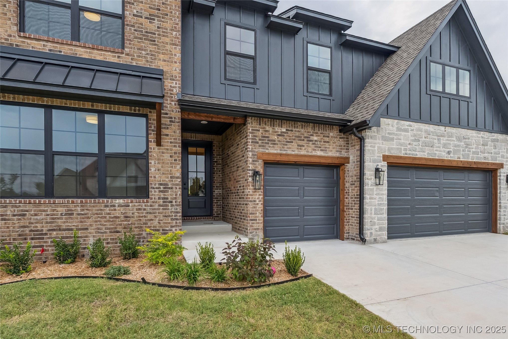 2325 E 134th Circle Property Photo 6