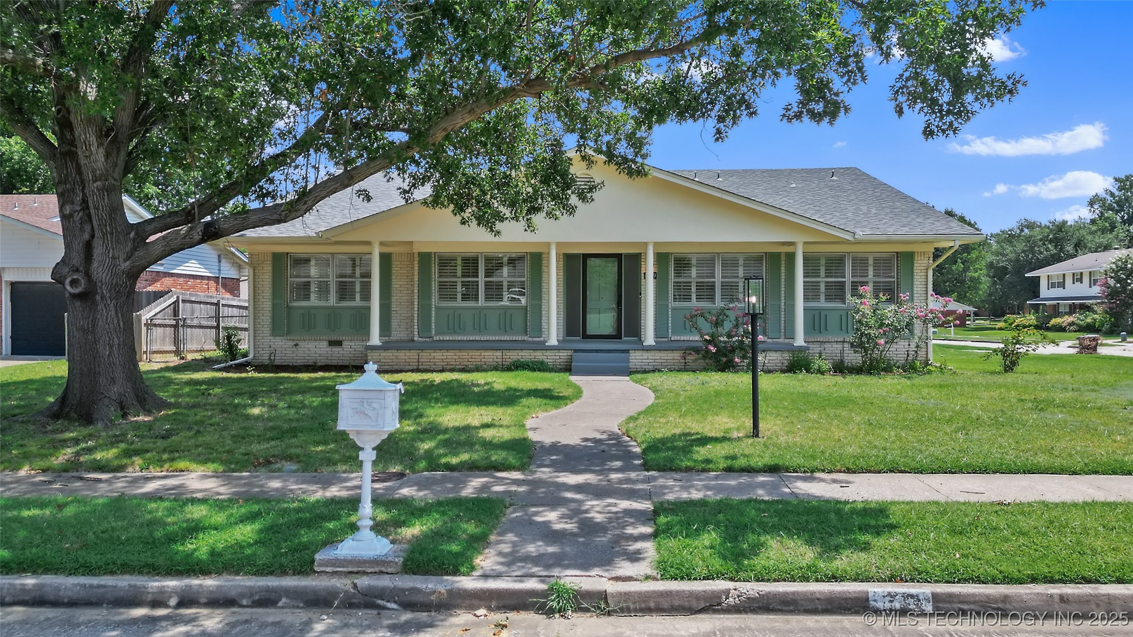 6119 S Hudson Place Property Photo 1