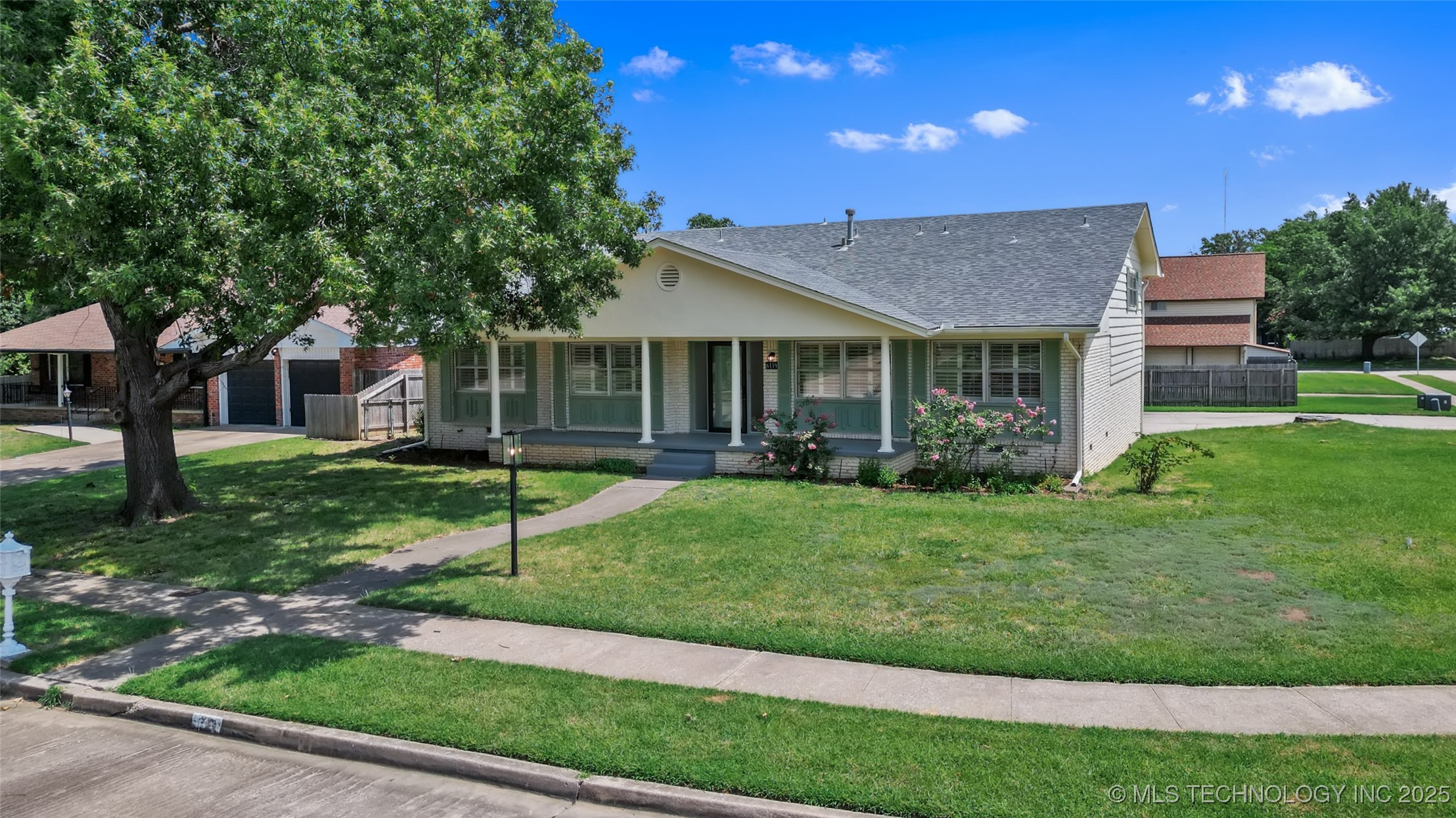 6119 S Hudson Place Property Photo 3