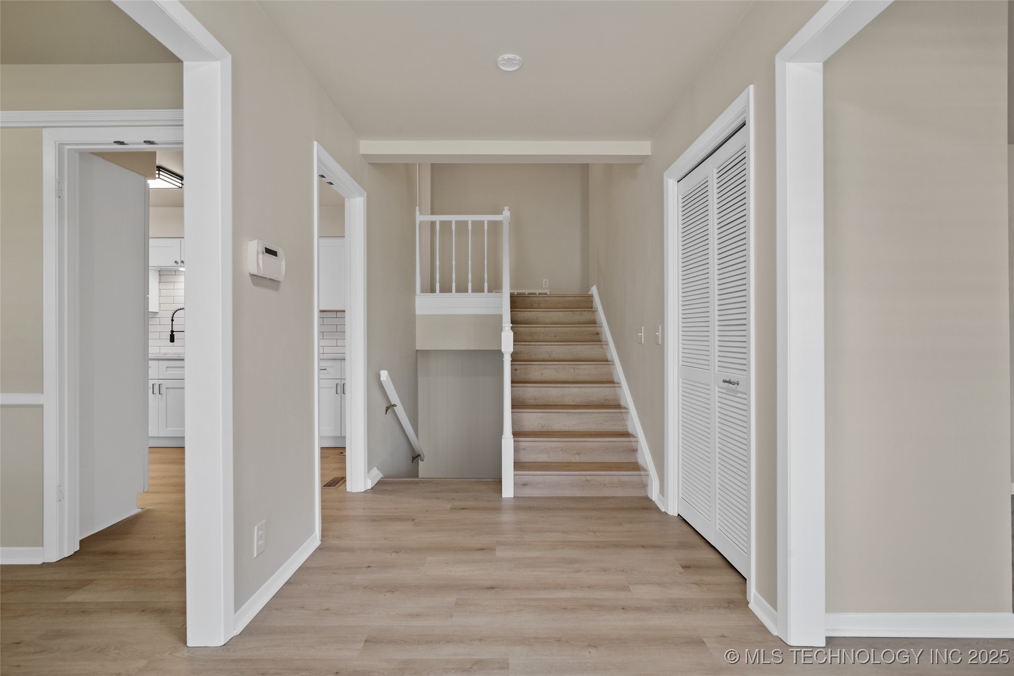 6119 S Hudson Place Property Photo 4