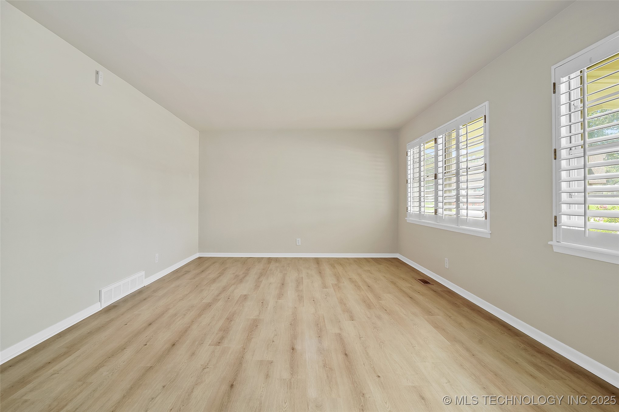 6119 S Hudson Place Property Photo 5