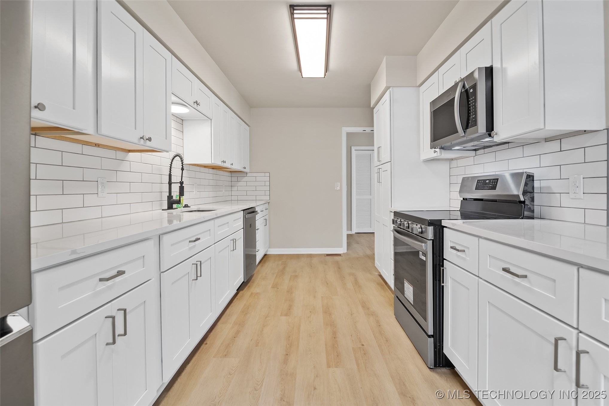 6119 S Hudson Place Property Photo 11