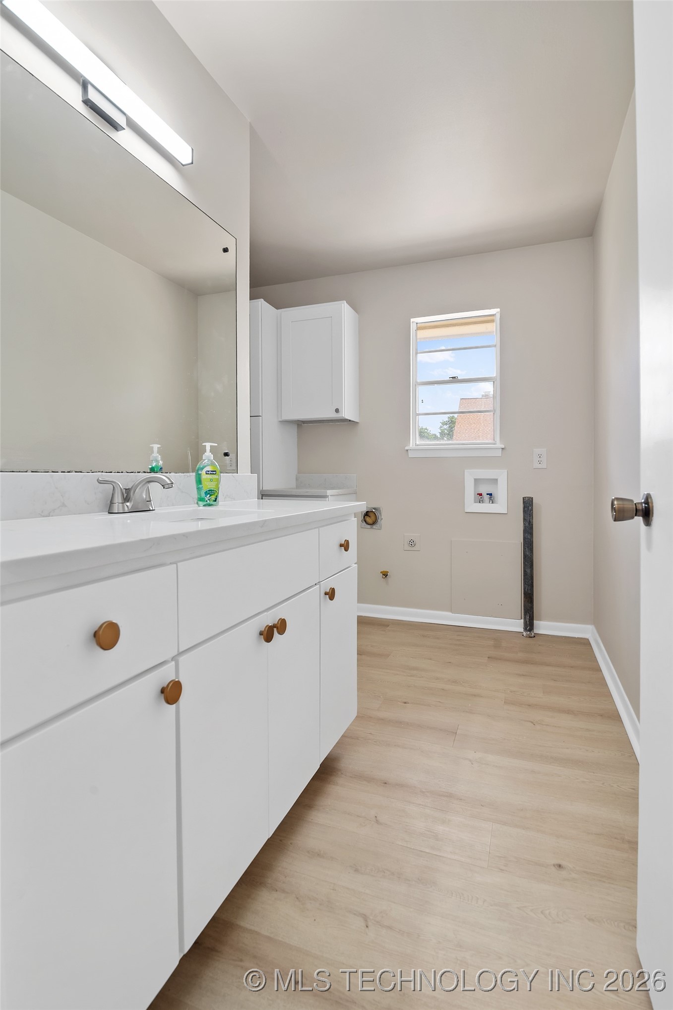 6119 S Hudson Place Property Photo 17