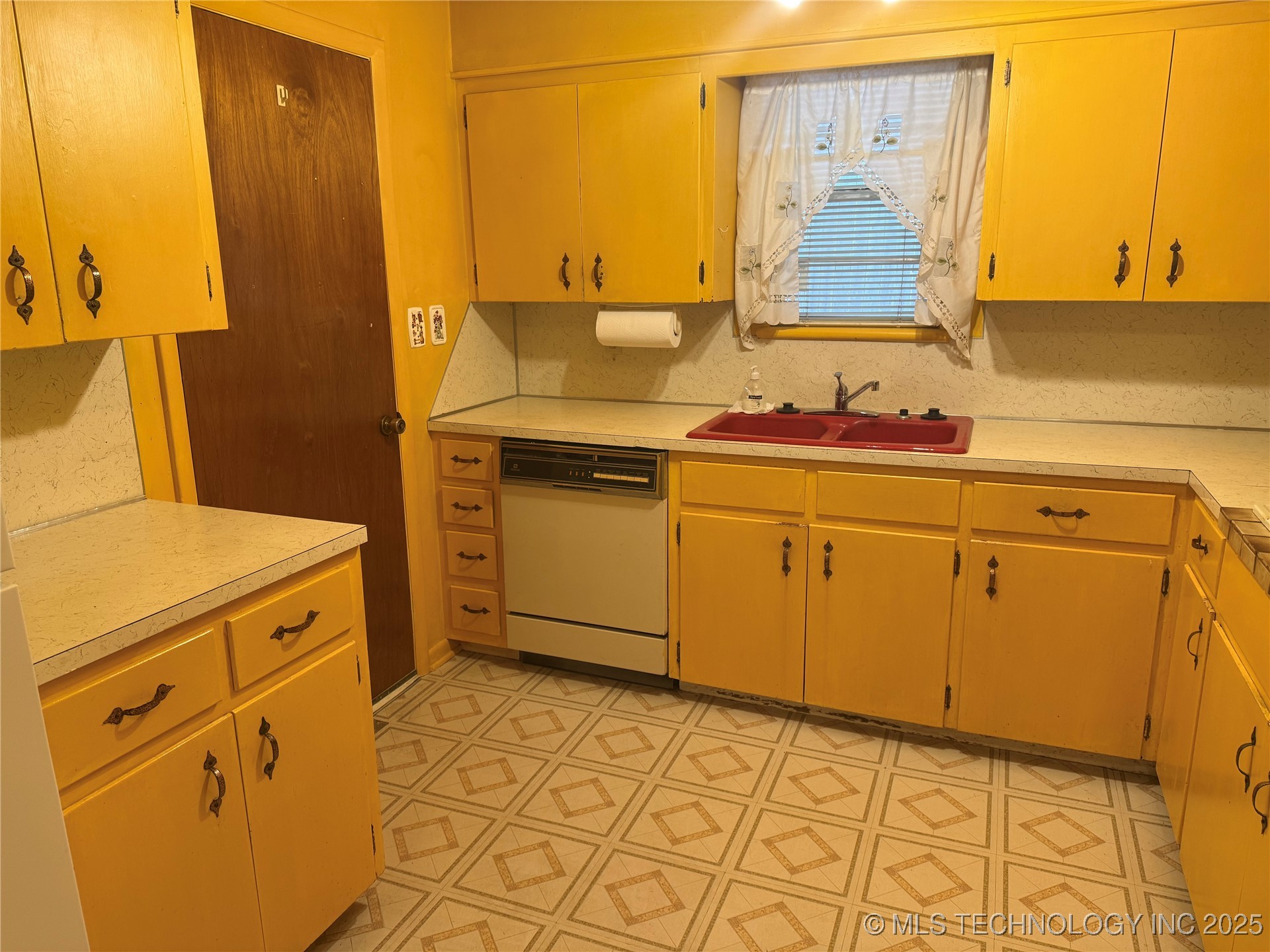 807 N C Avenue Property Photo 6