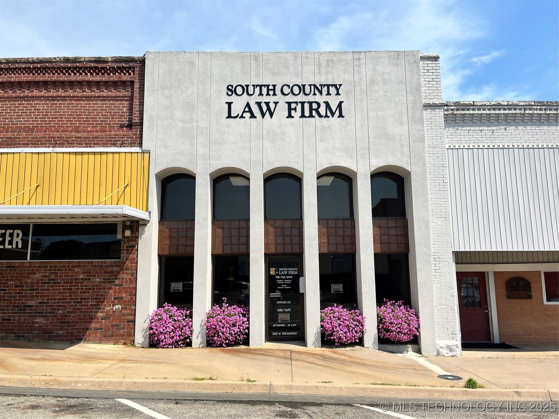 320 W Broadway Property Photo 1