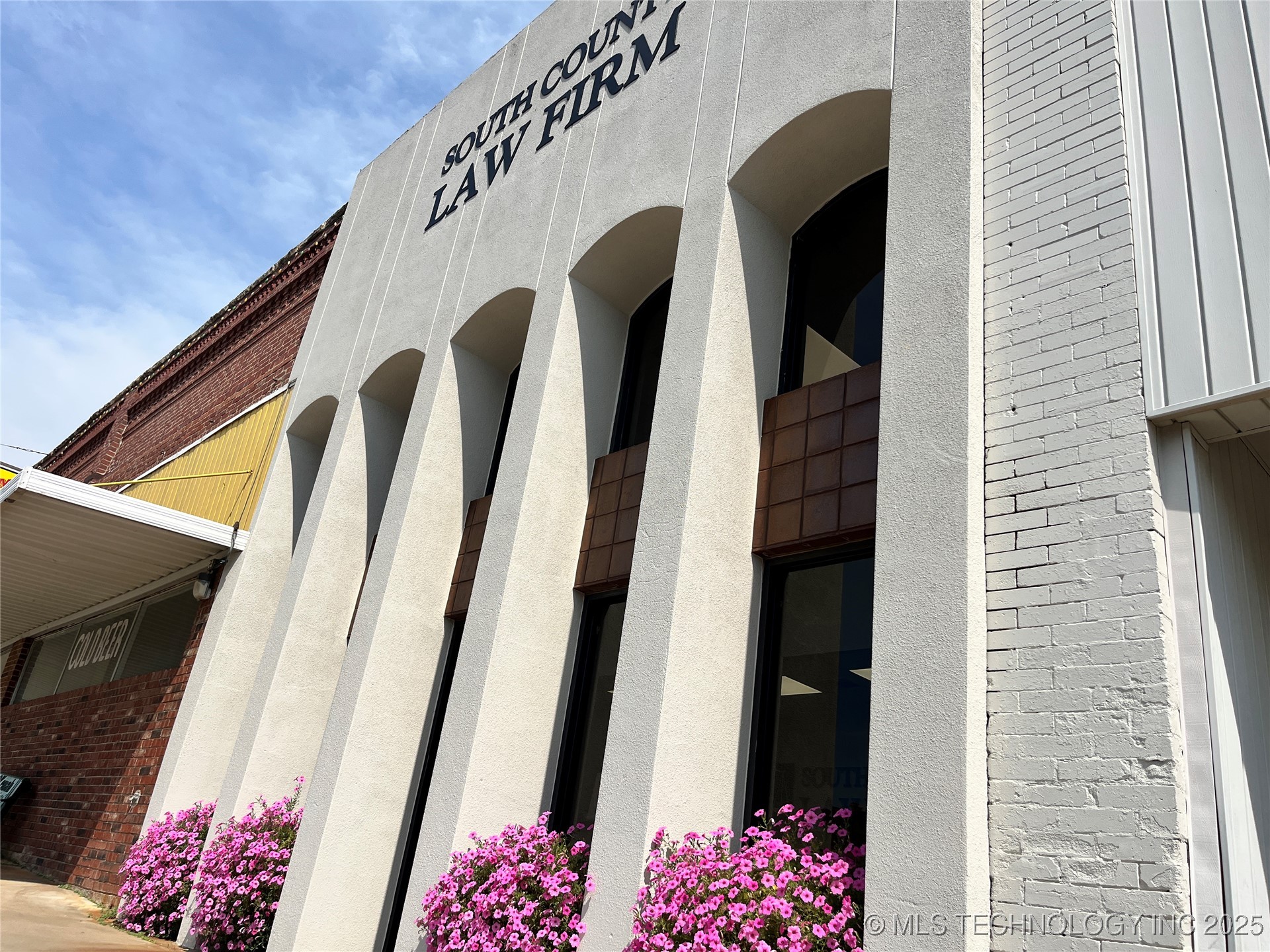 320 W Broadway Property Photo 2