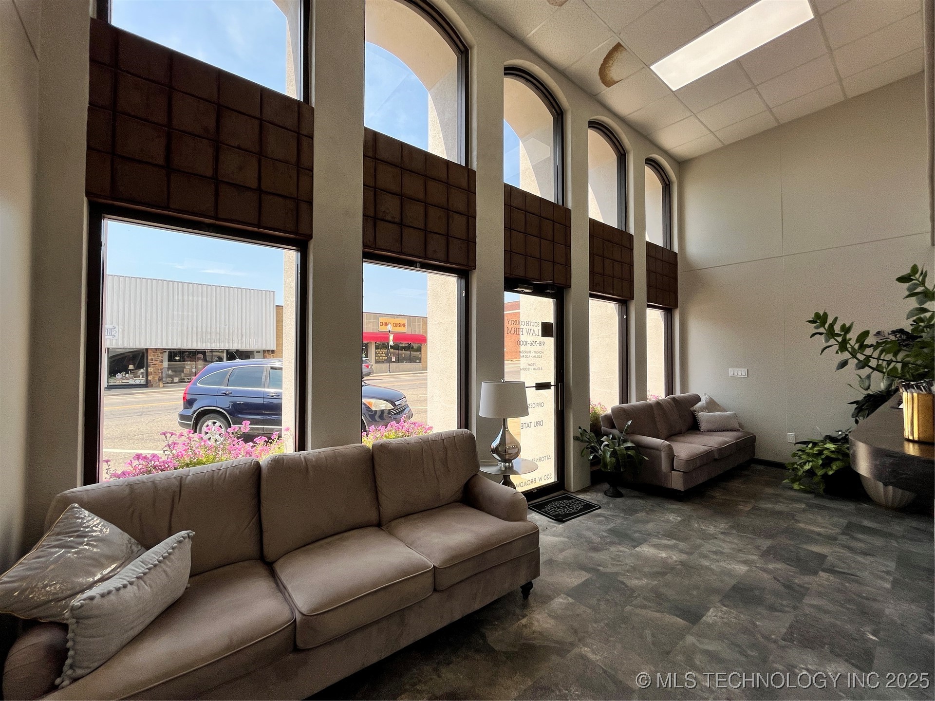 320 W Broadway Property Photo 3