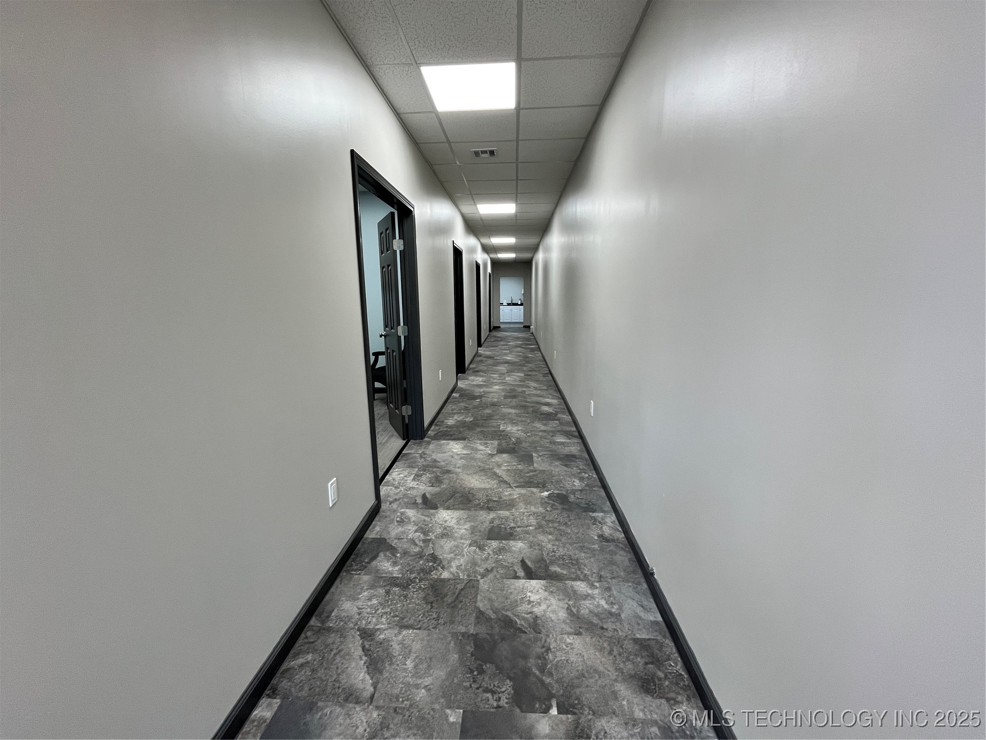 320 W Broadway Property Photo 5