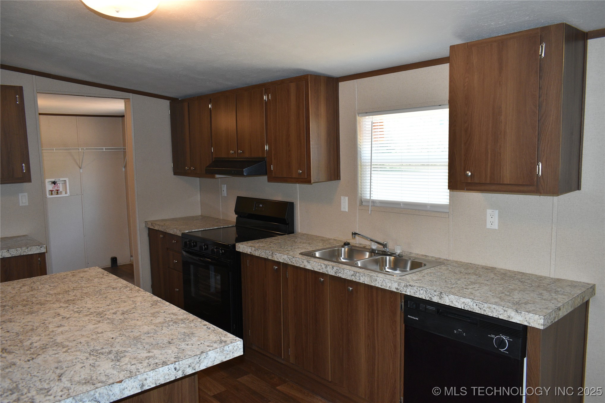 2855 Roy Roberts Property Photo 9