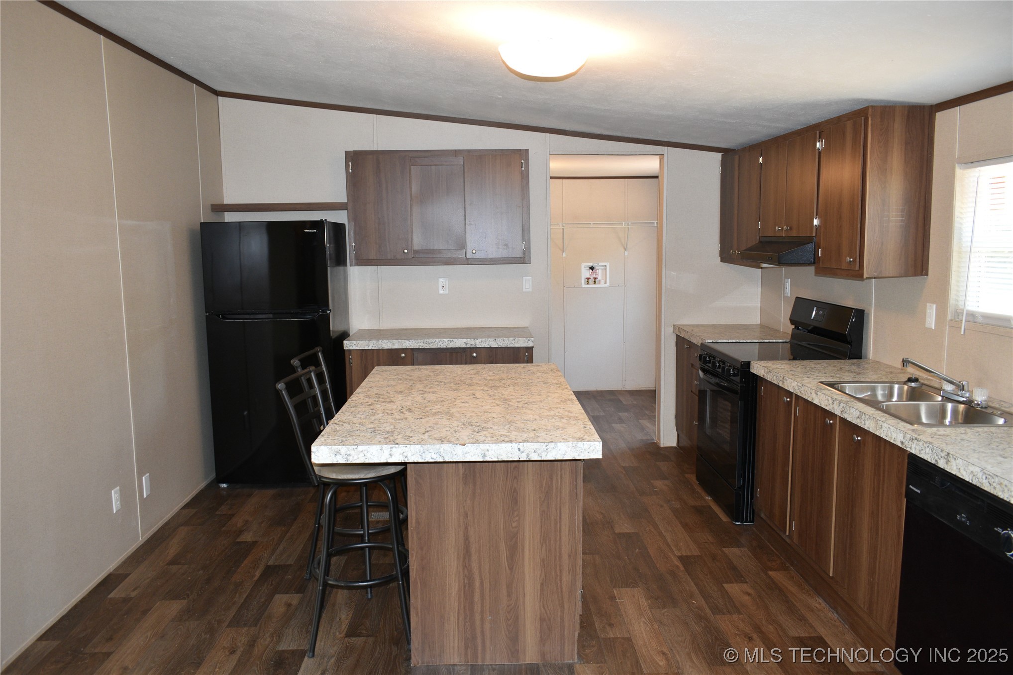 2855 Roy Roberts Property Photo 10