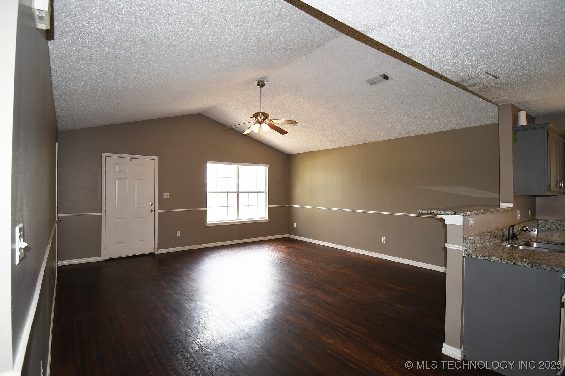 403 N Maple Property Photo 3