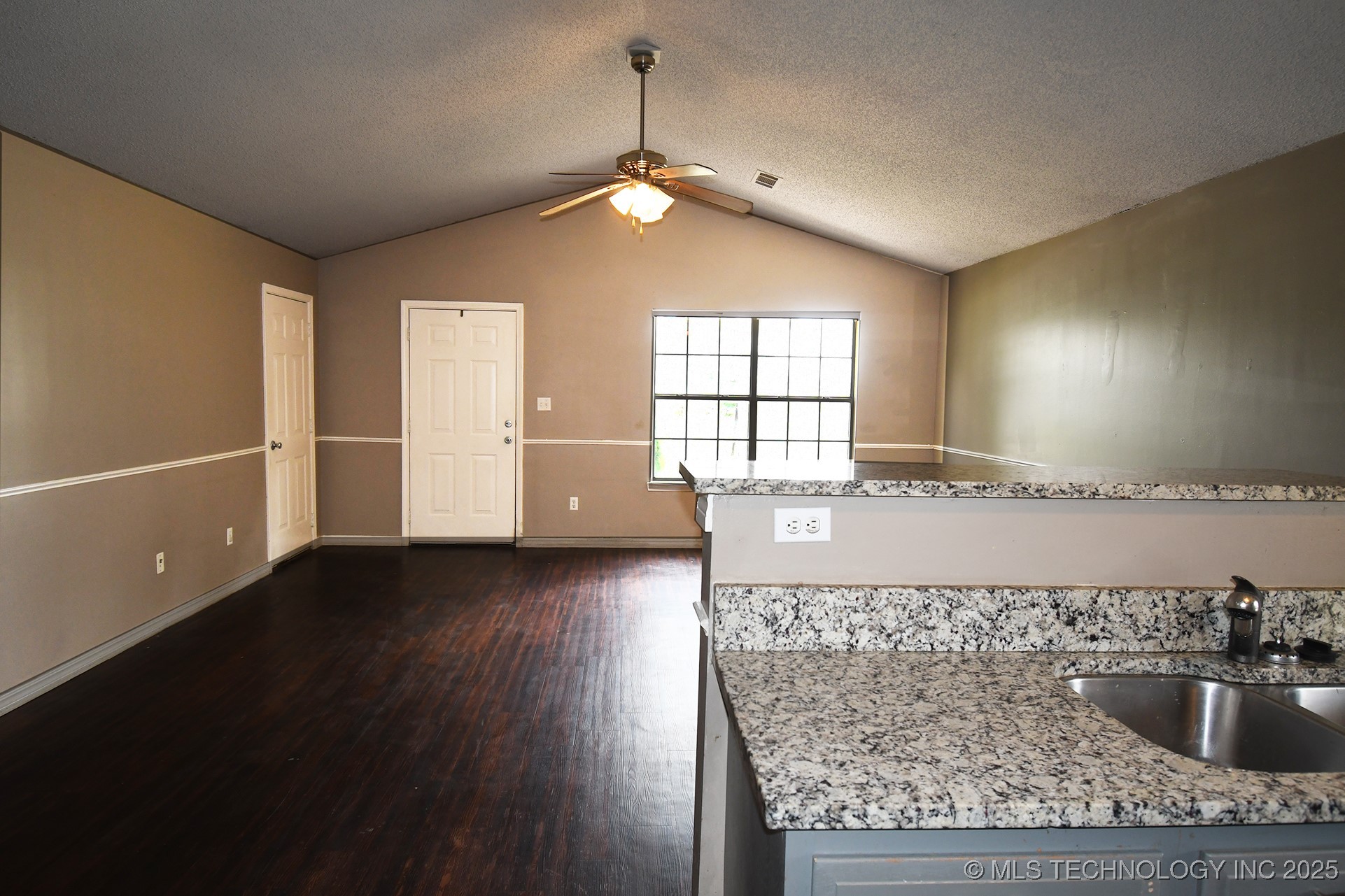 403 N Maple Property Photo 4