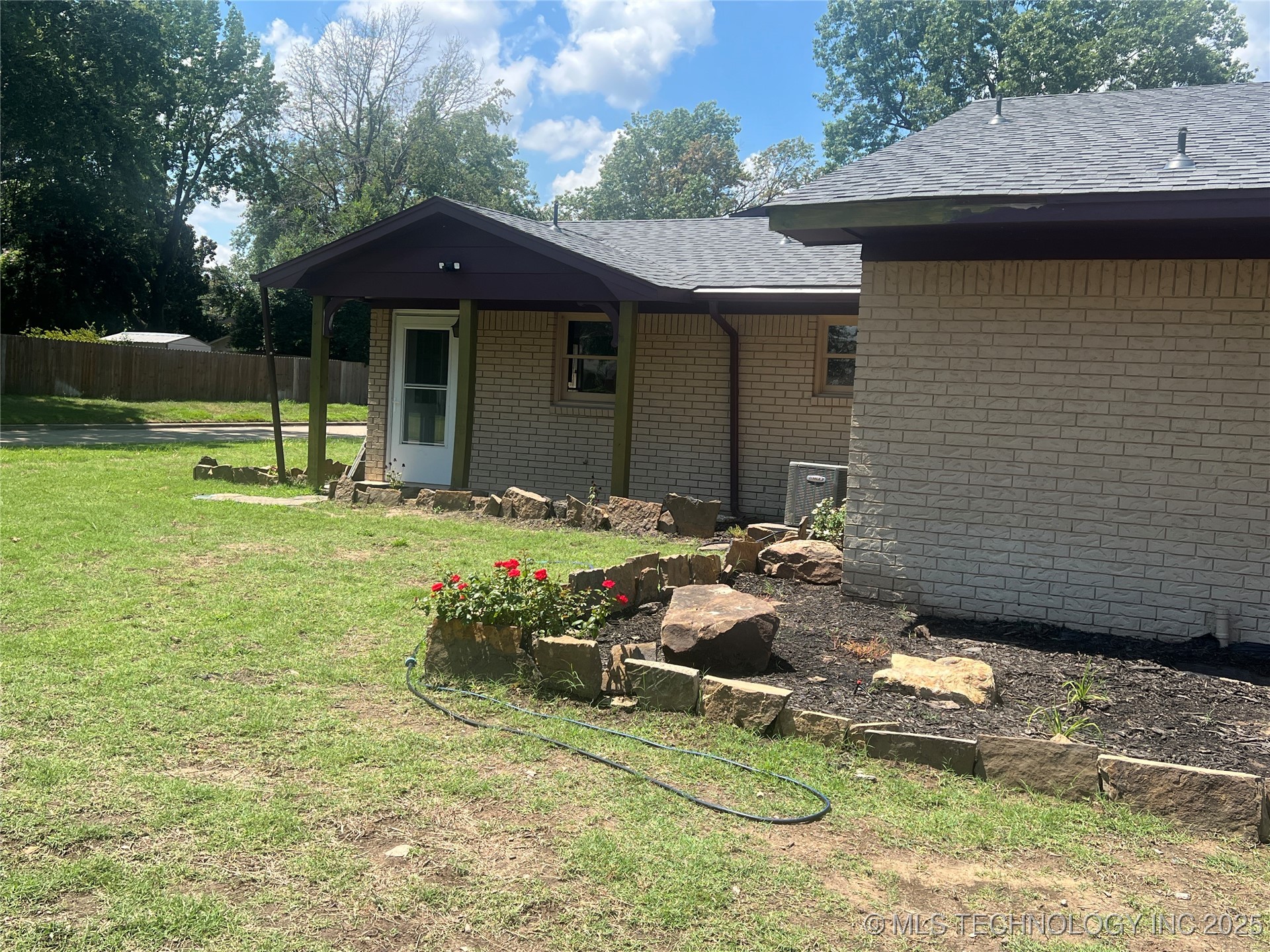 2901 Robin Property Photo 3