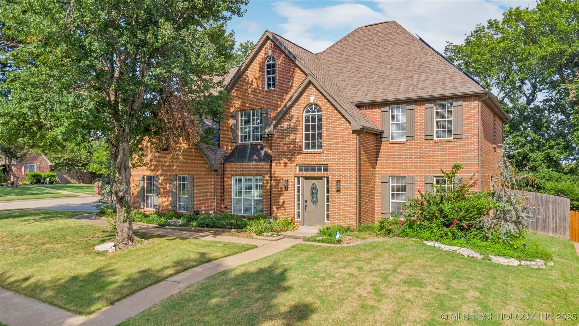 9225 N 133rd Avenue Property Photo 1