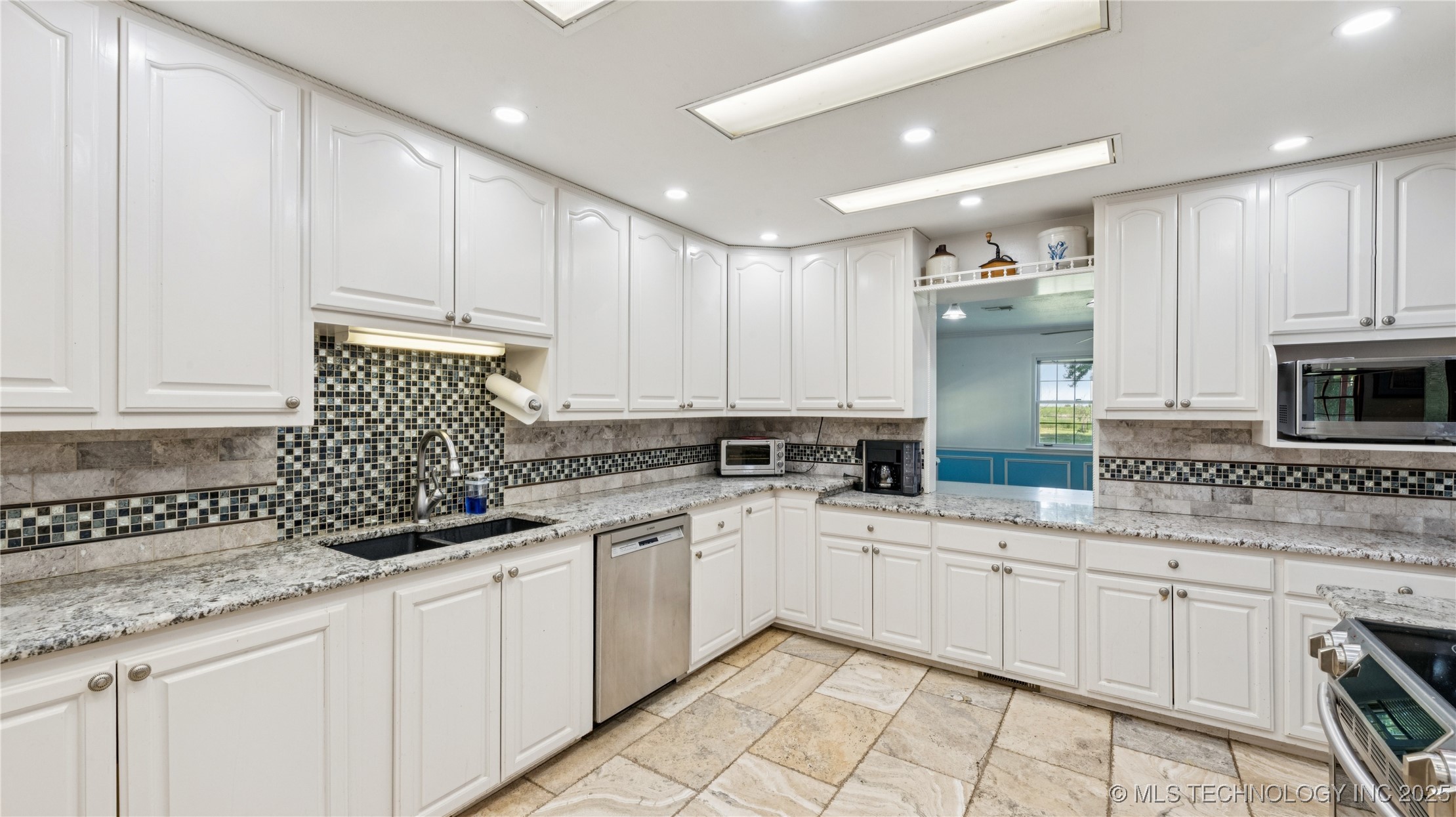 23611 E 300 Road Property Photo 6