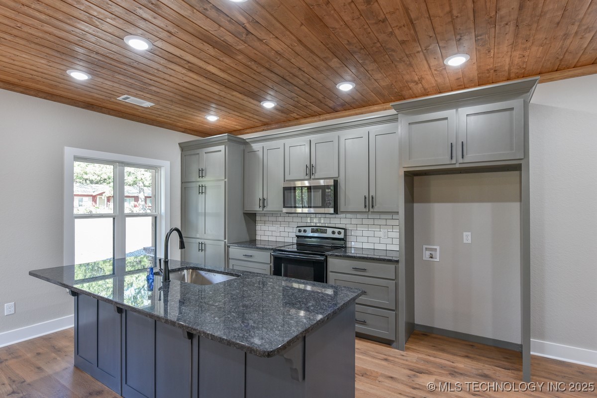 18856 W Woodhaven Drive Property Photo 8