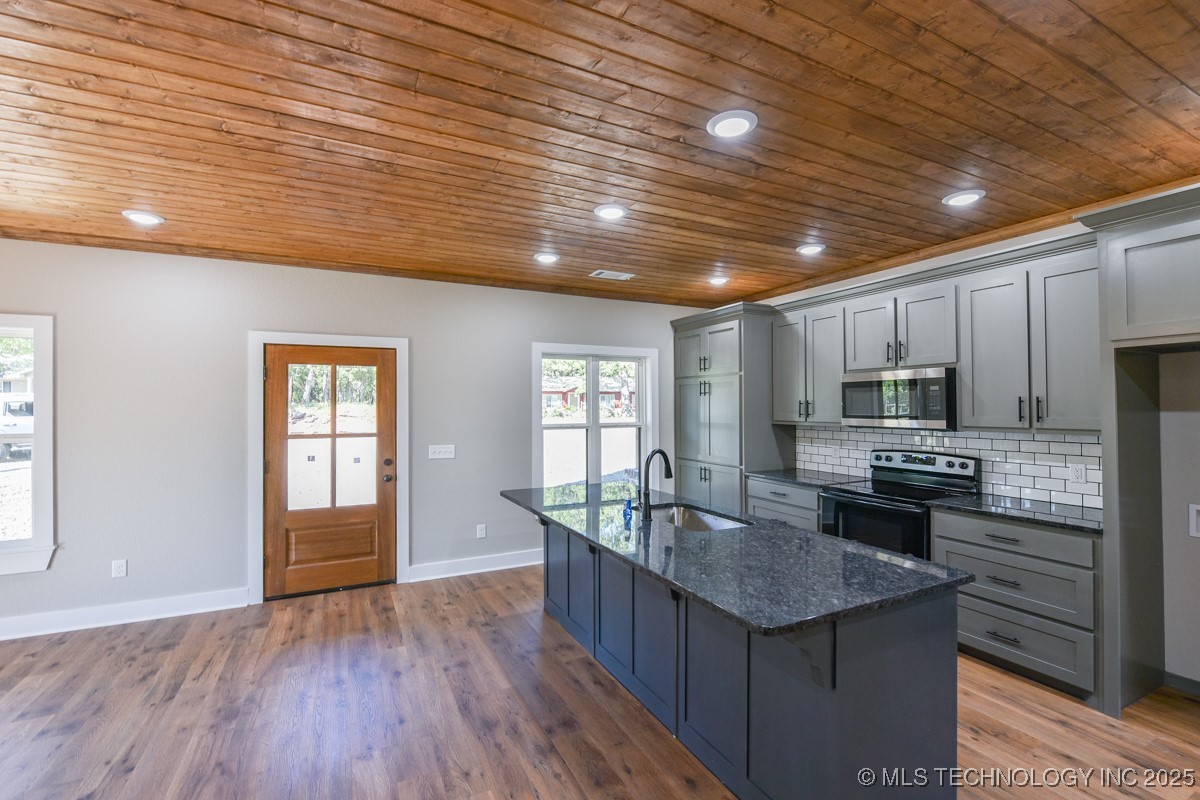 18856 W Woodhaven Drive Property Photo 9