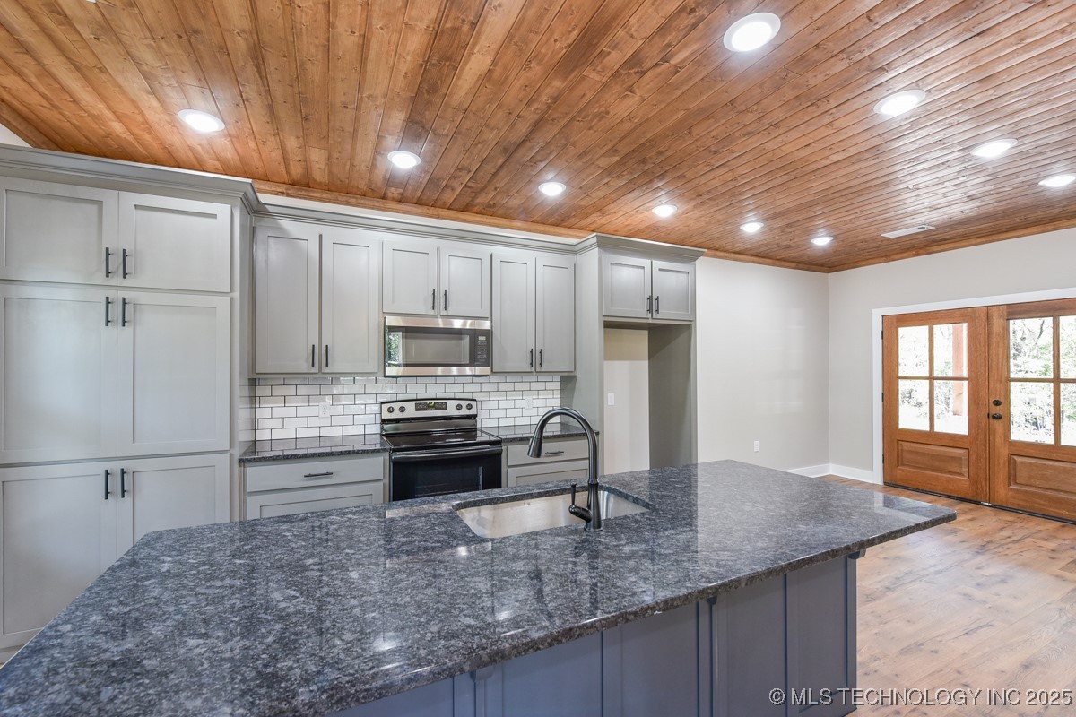 18856 W Woodhaven Drive Property Photo 11