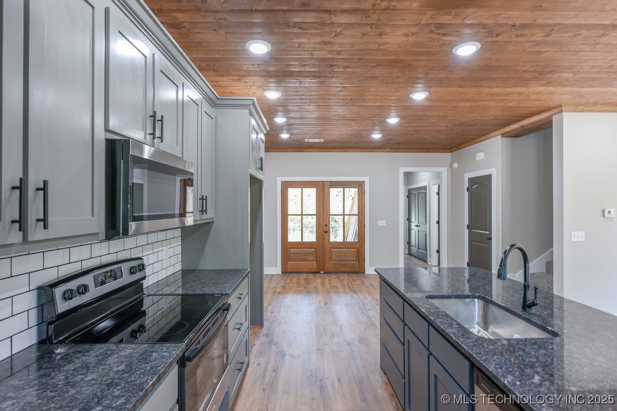 18856 W Woodhaven Drive Property Photo 12