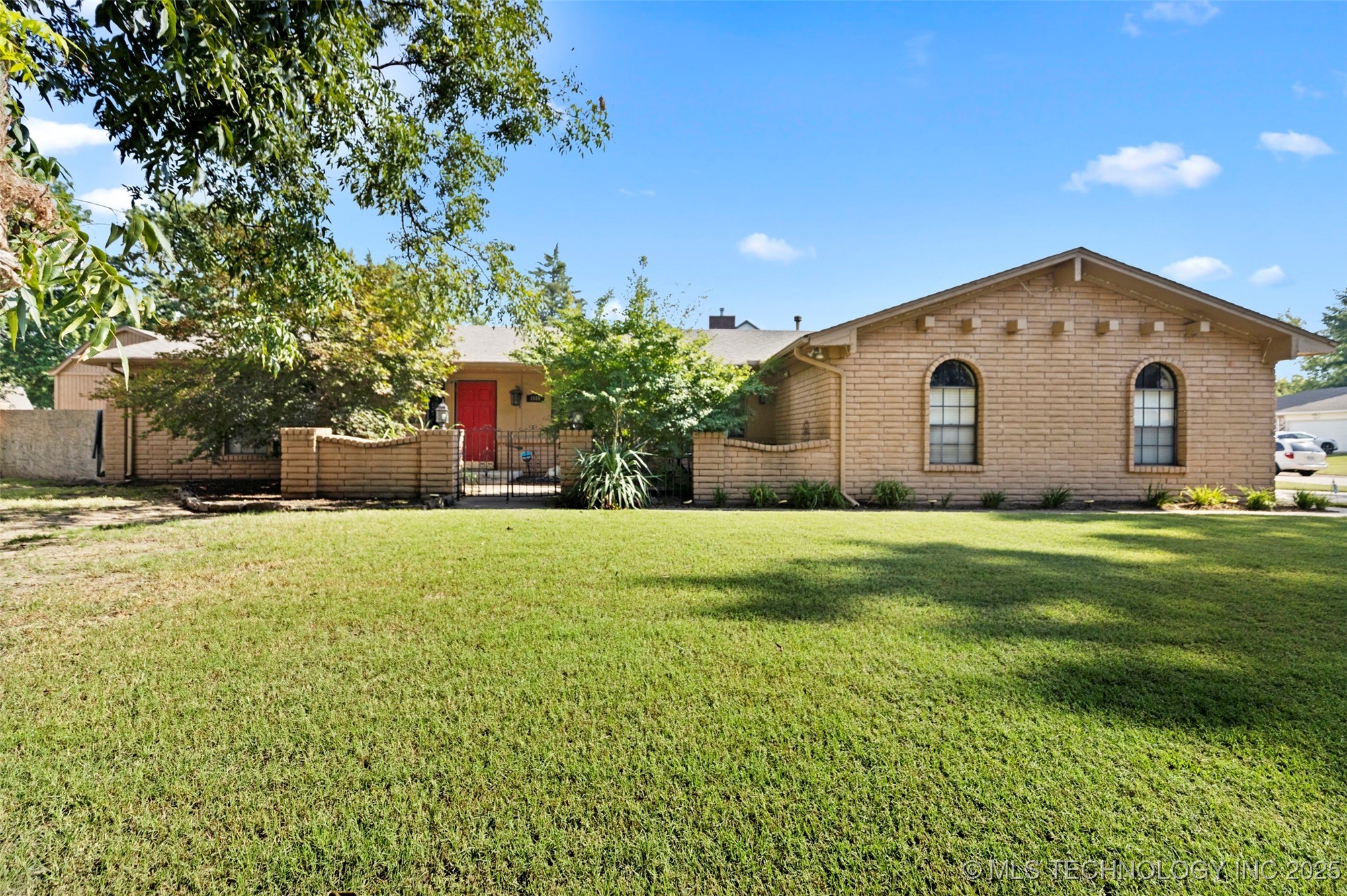 1400 W Quinton Street Property Photo 1