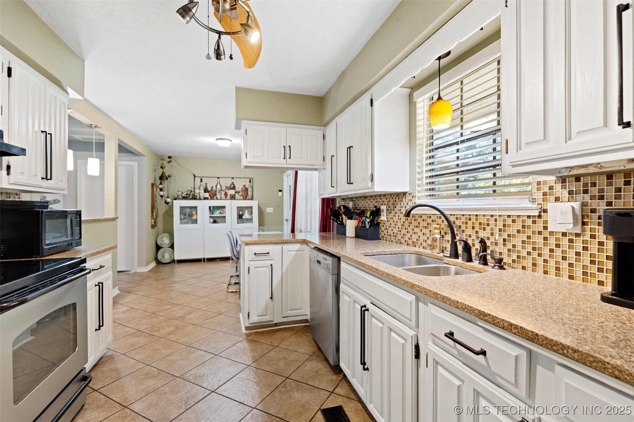 1400 W Quinton Street Property Photo 10