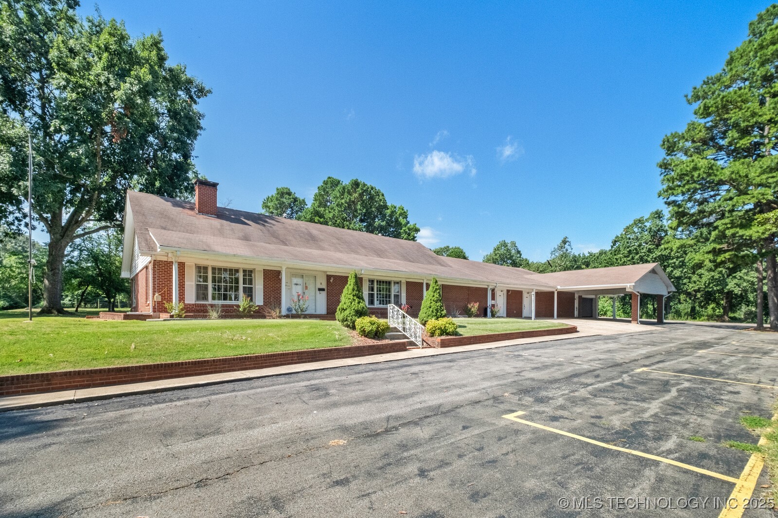 1400 W Locust Street Property Photo 2