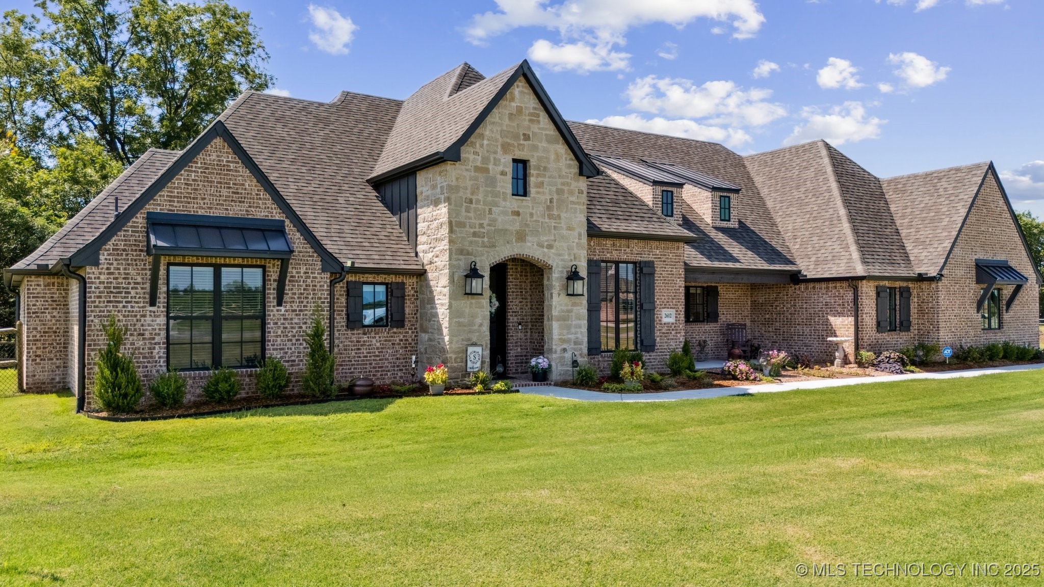 2612 Cross Creek Drive Property Photo 2